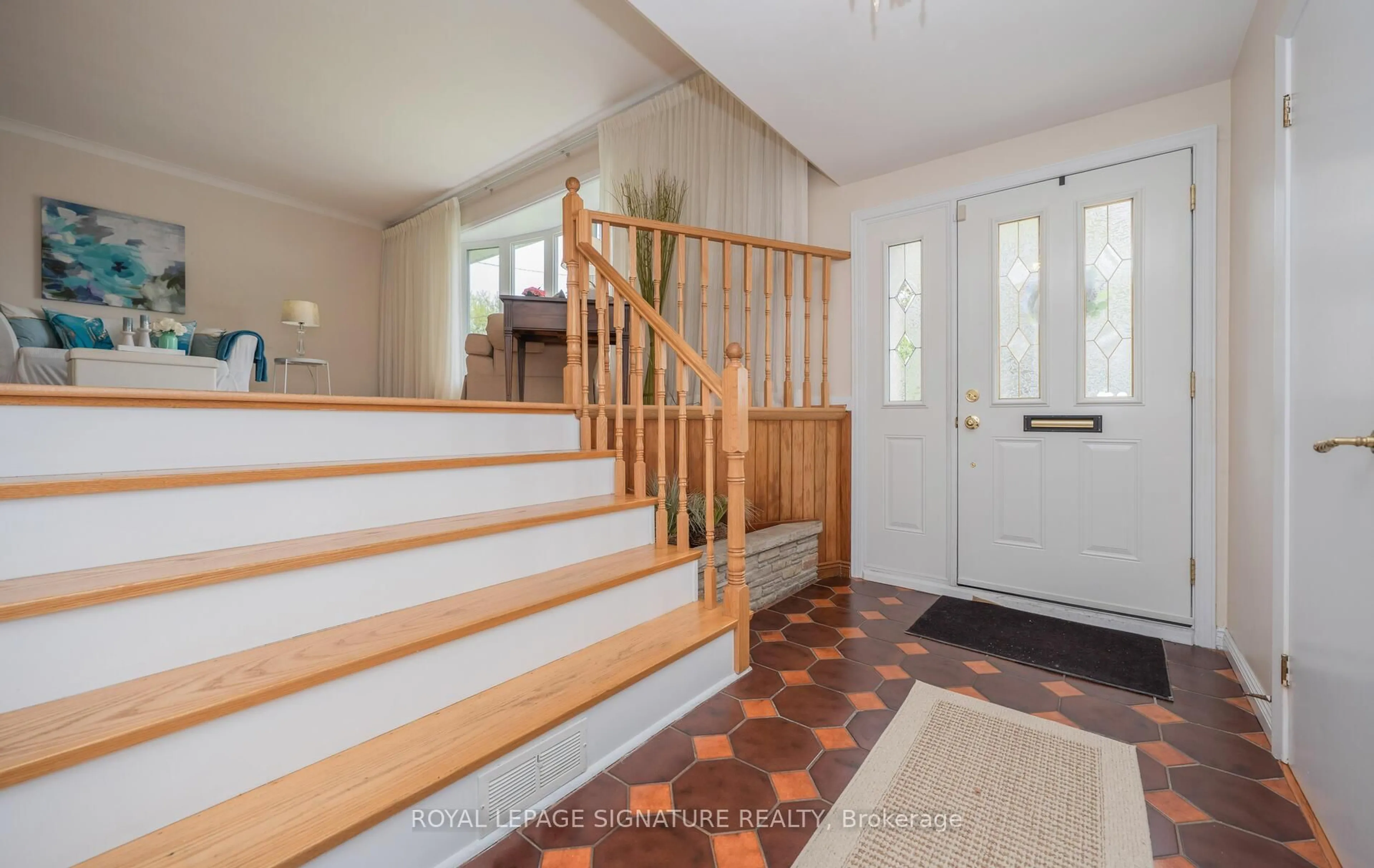 Indoor foyer for 28 Sweeney Dr, Toronto Ontario M4A 1T3