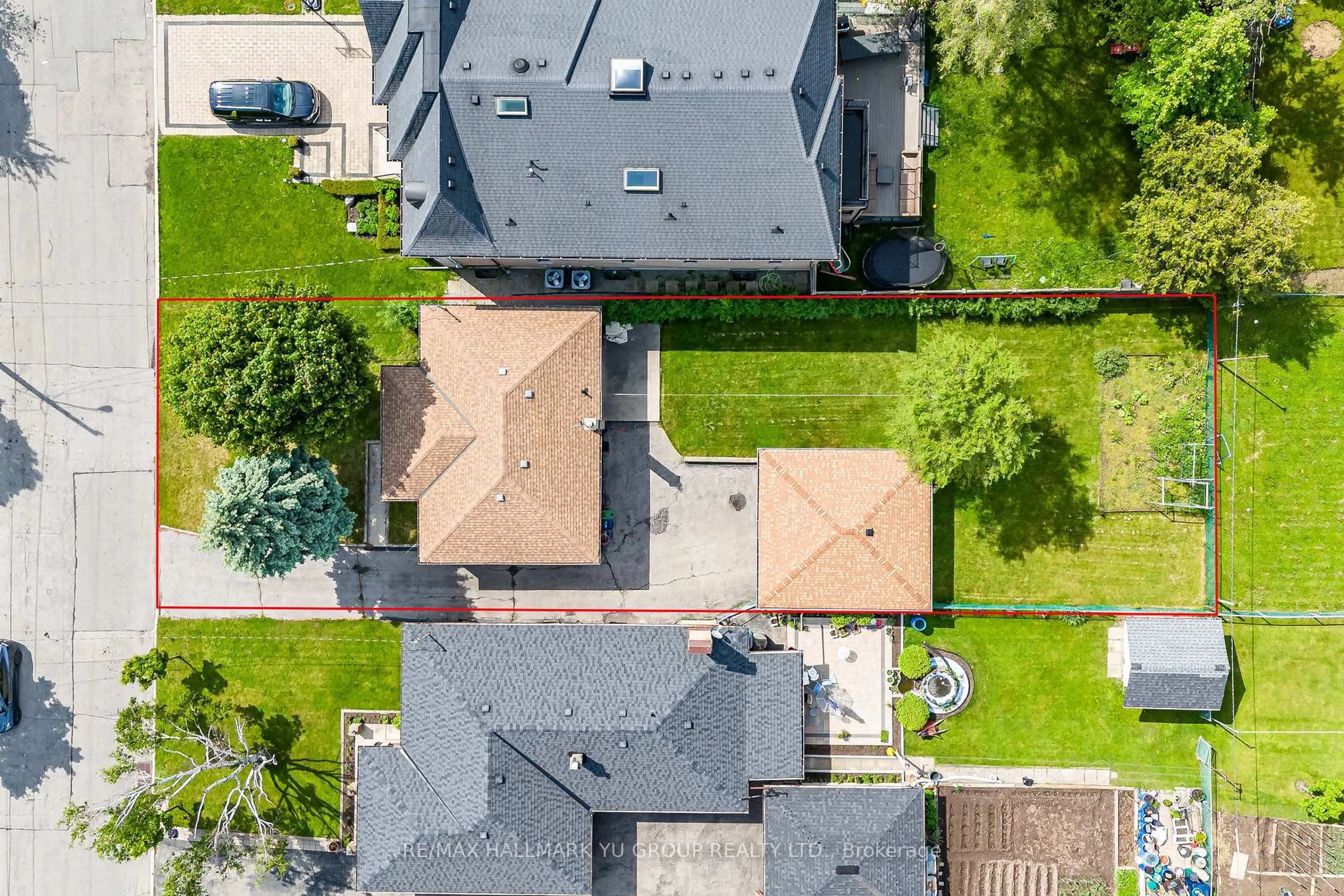 A pic from outside/outdoor area/front of a property/back of a property/a pic from drone, street for 16 Marwill St, Toronto Ontario M3H 3L3