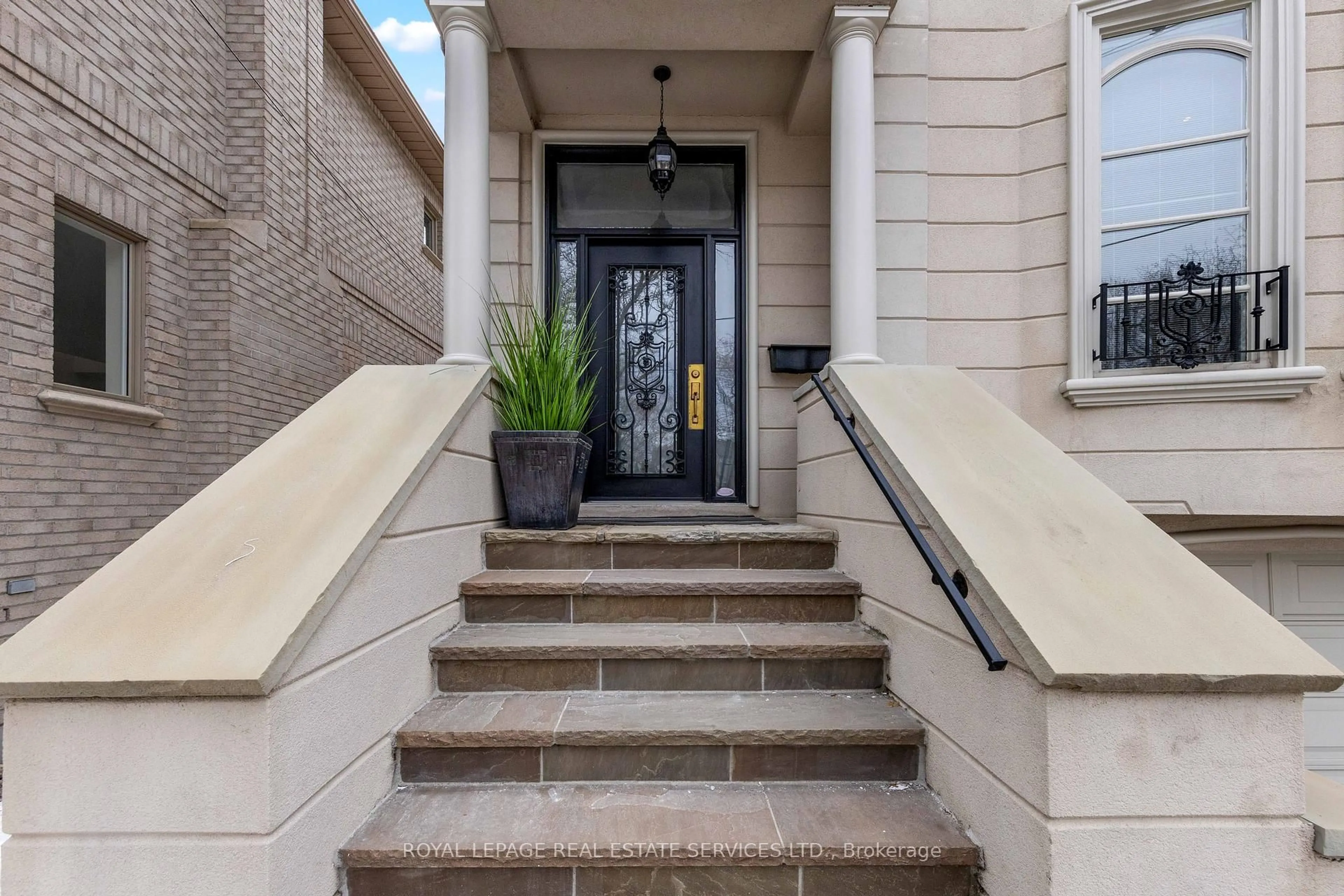 Indoor entryway for 477 Old Orchard Grve, Toronto Ontario M5M 2G3