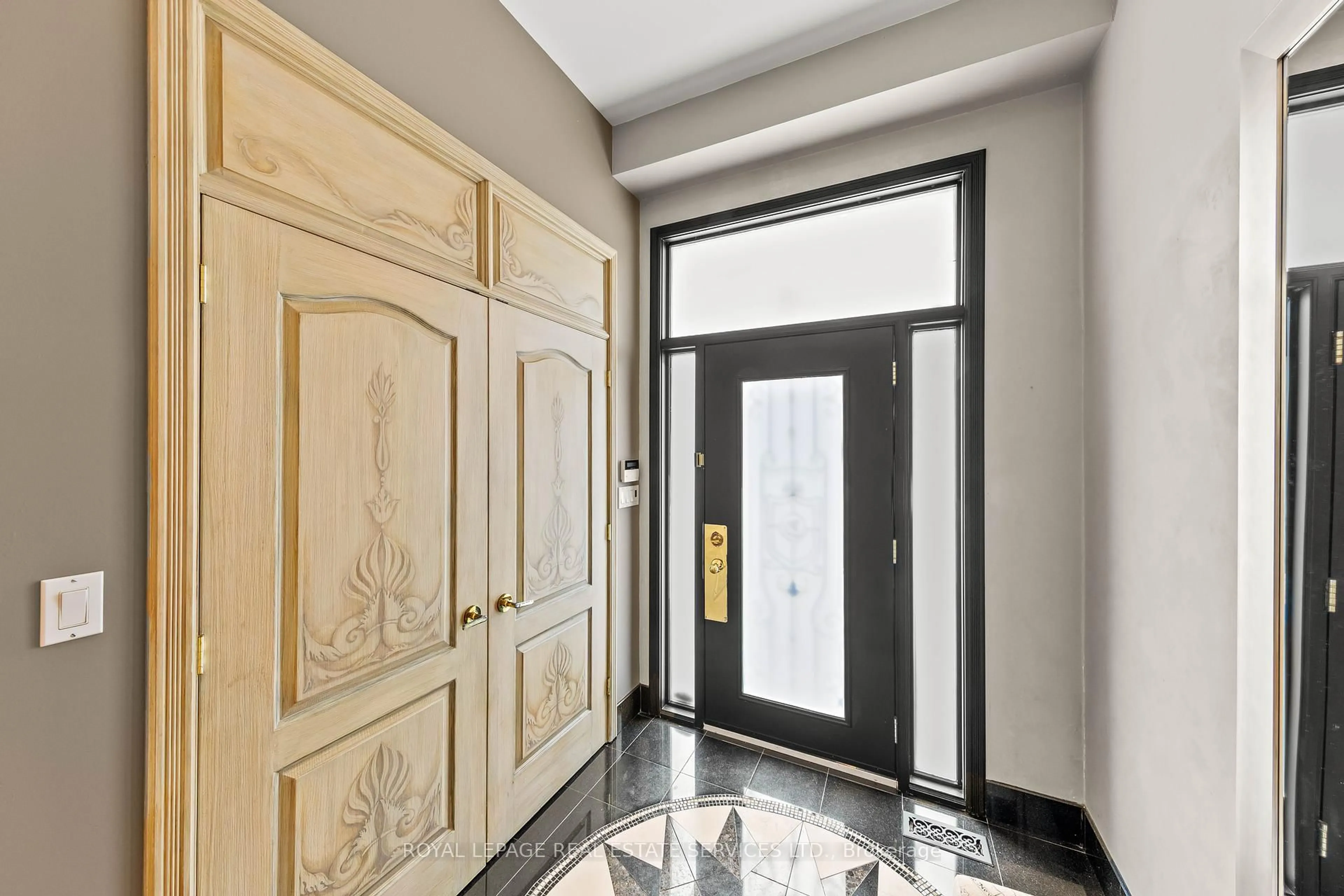 Indoor foyer for 477 Old Orchard Grve, Toronto Ontario M5M 2G3