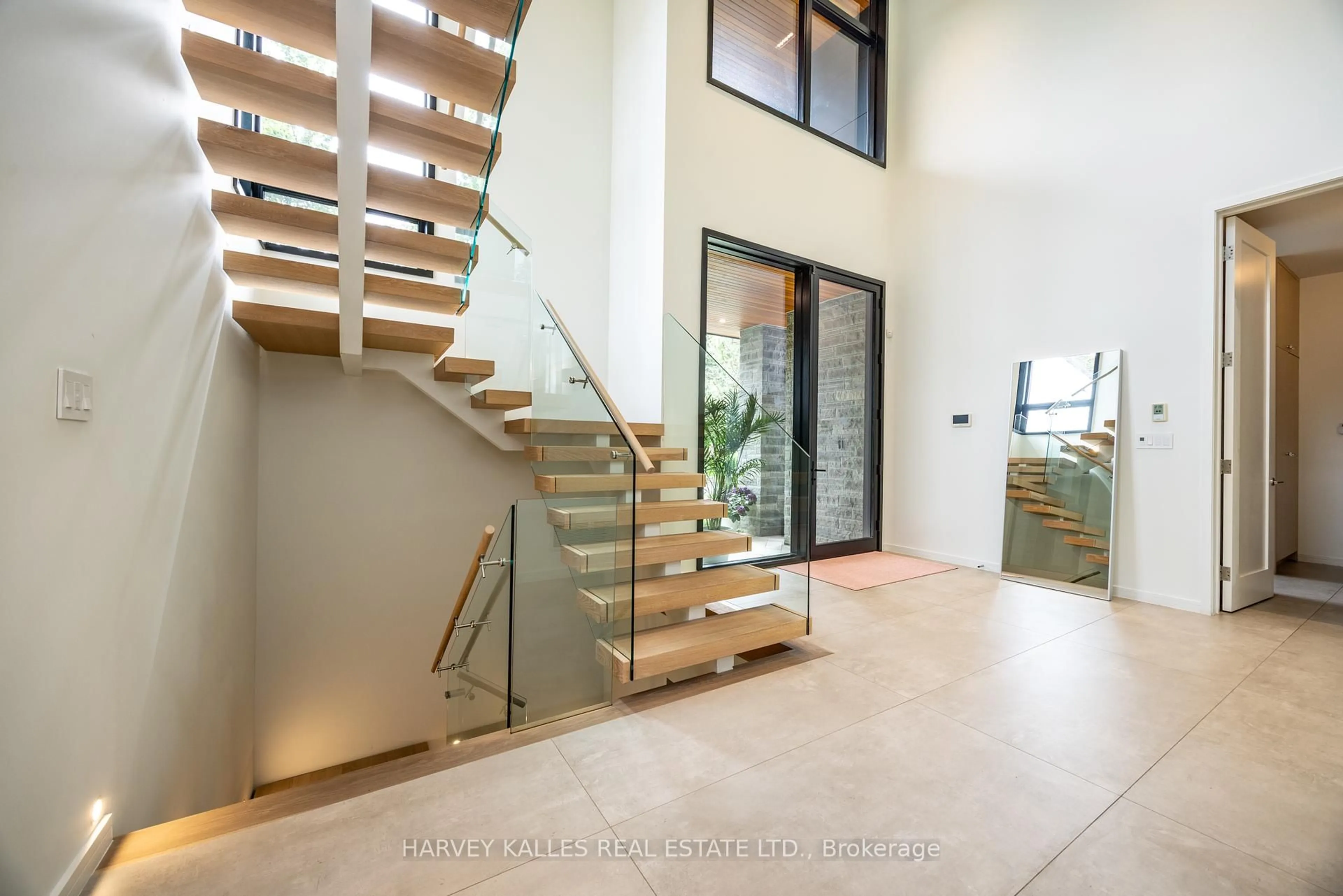 Indoor foyer for 12 Tetbury Cres, Toronto Ontario M3A 3G3