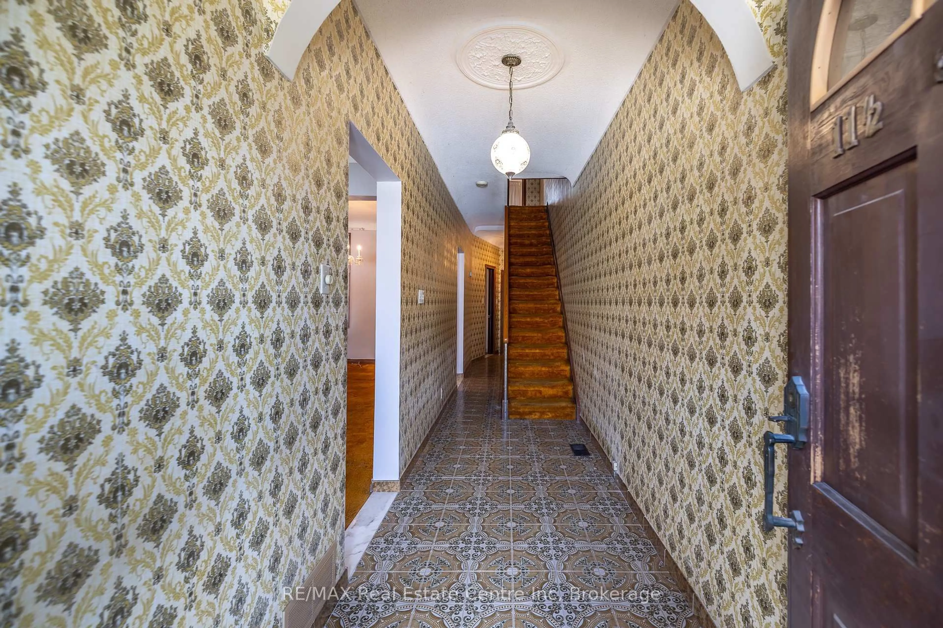 Indoor foyer for 11.5 Lippincott St, Toronto Ontario M5T 2R4