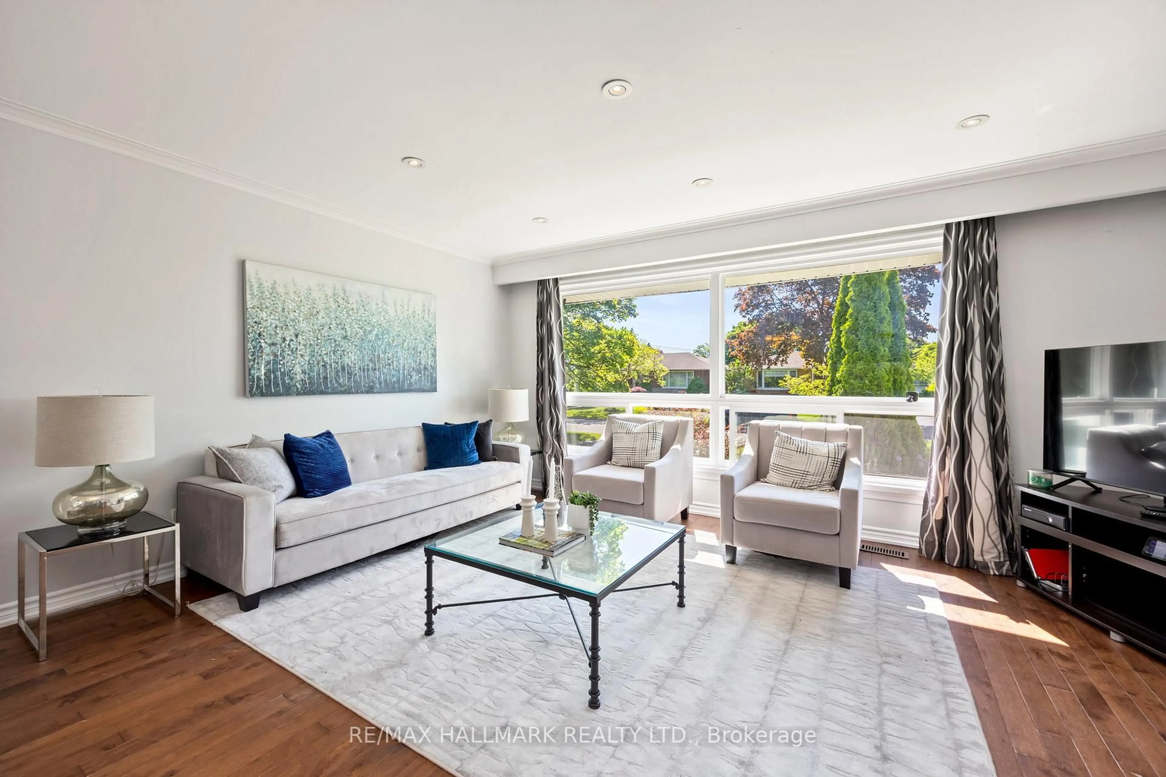 Living room with furniture, unknown for 18 Daleside Cres, Toronto Ontario M4A 2H6