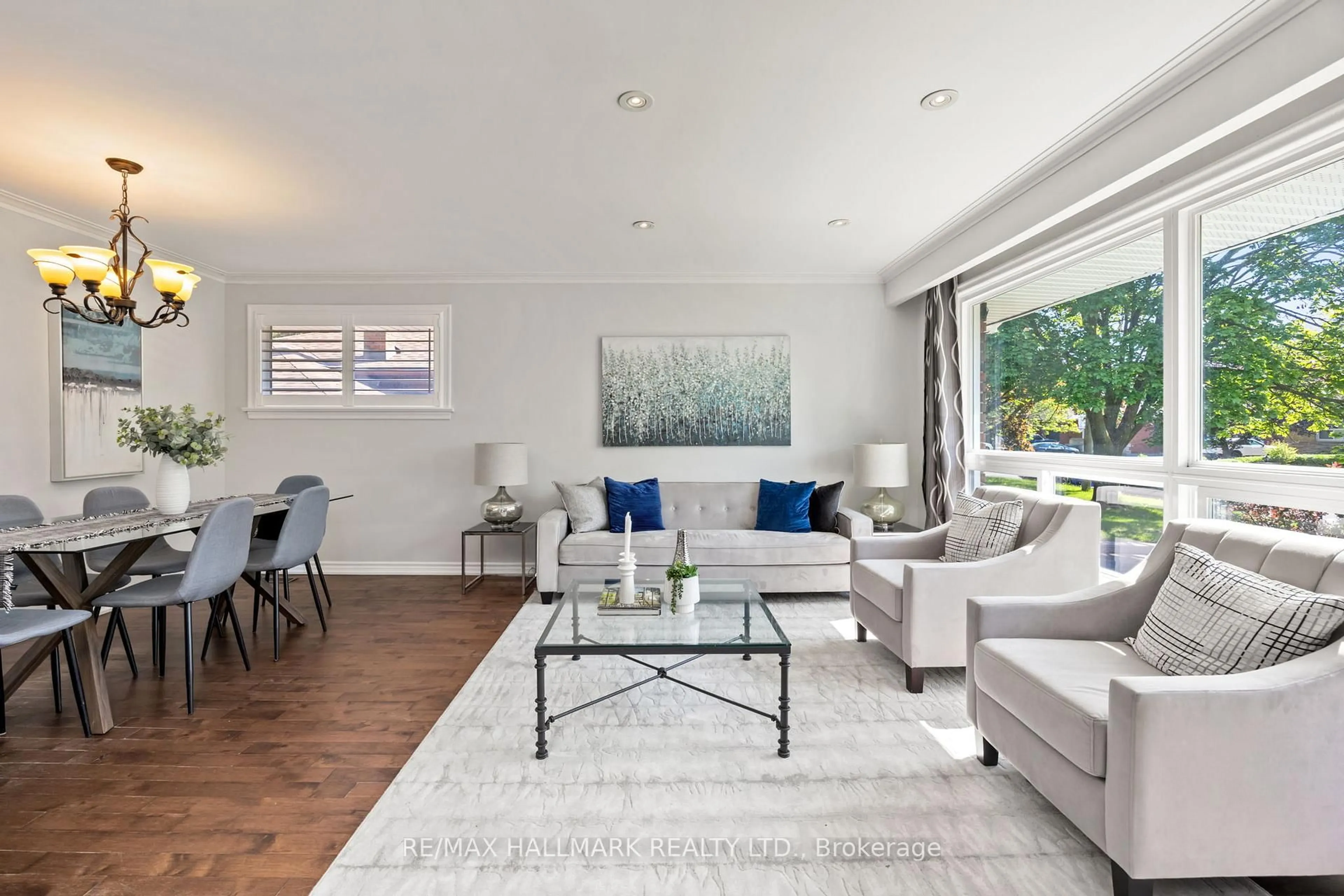 Living room with furniture, unknown for 18 Daleside Cres, Toronto Ontario M4A 2H6