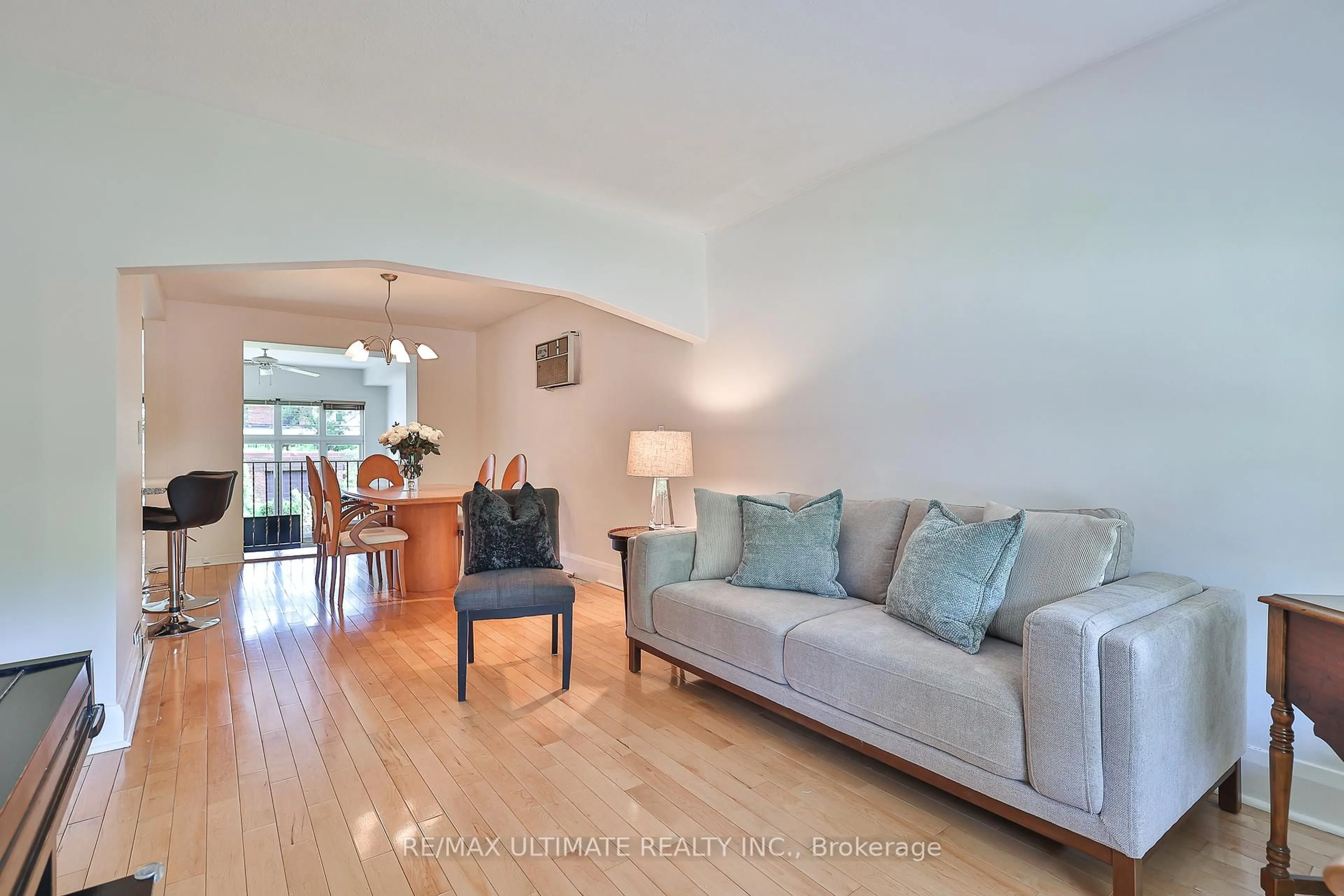 Living room with furniture, wood/laminate floor for 467 Hillsdale Ave, Toronto Ontario M4S 1V1