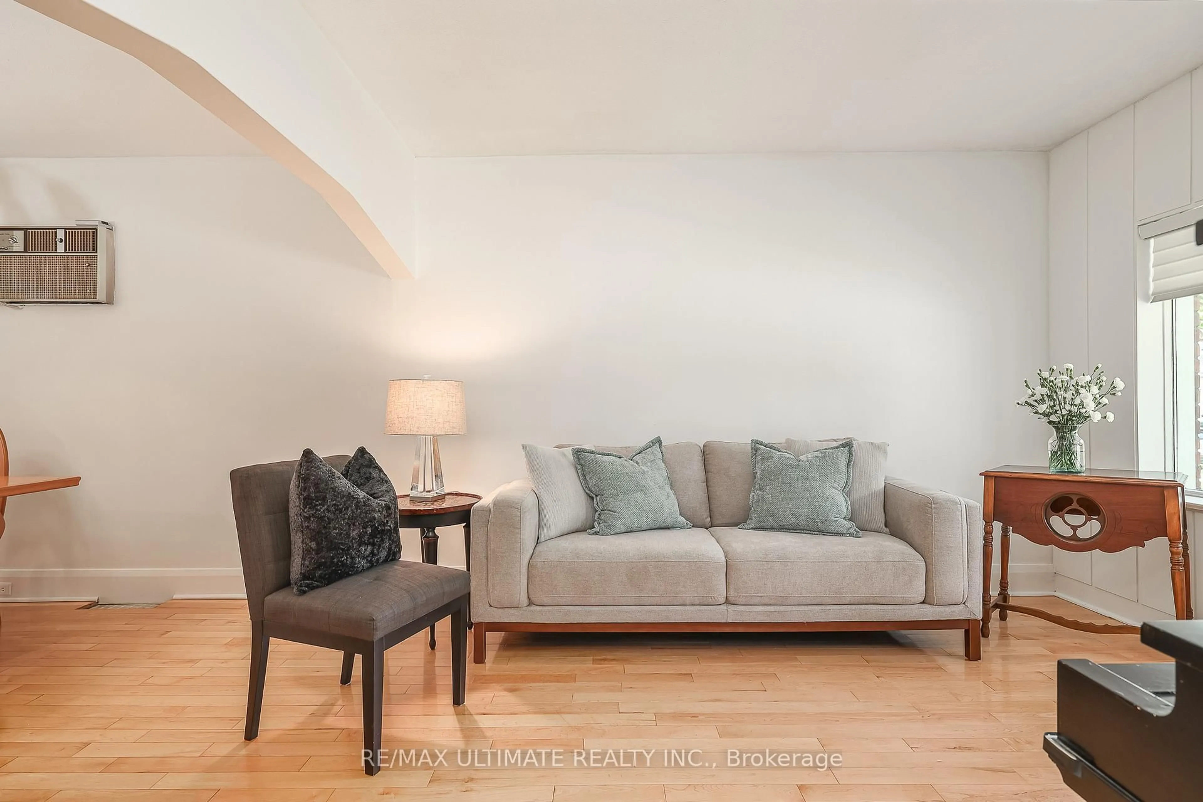Living room with furniture, unknown for 467 Hillsdale Ave, Toronto Ontario M4S 1V1