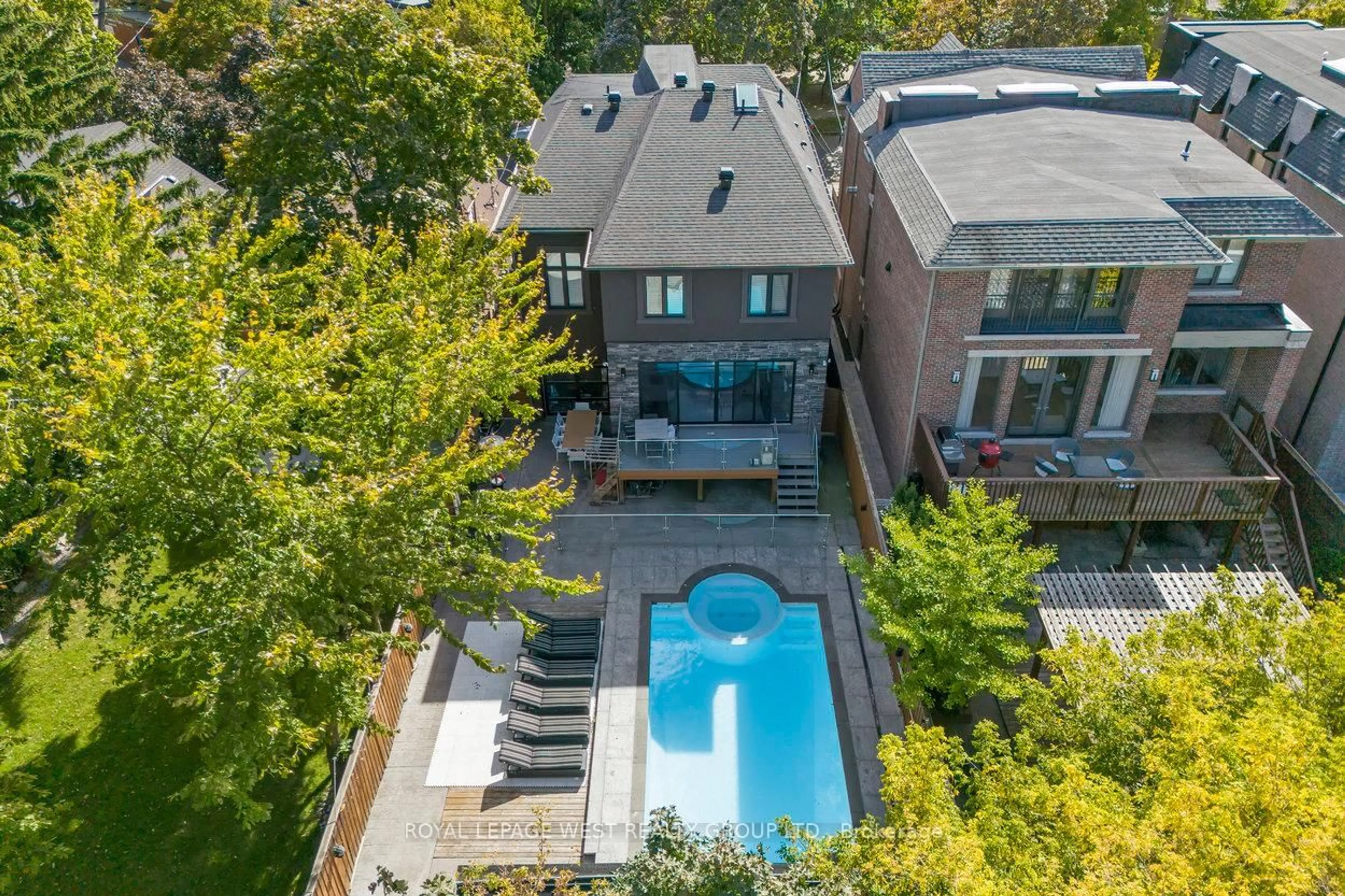 A pic from outside/outdoor area/front of a property/back of a property/a pic from drone, unknown for 218 Cameron Ave, Toronto Ontario M2N 1E7