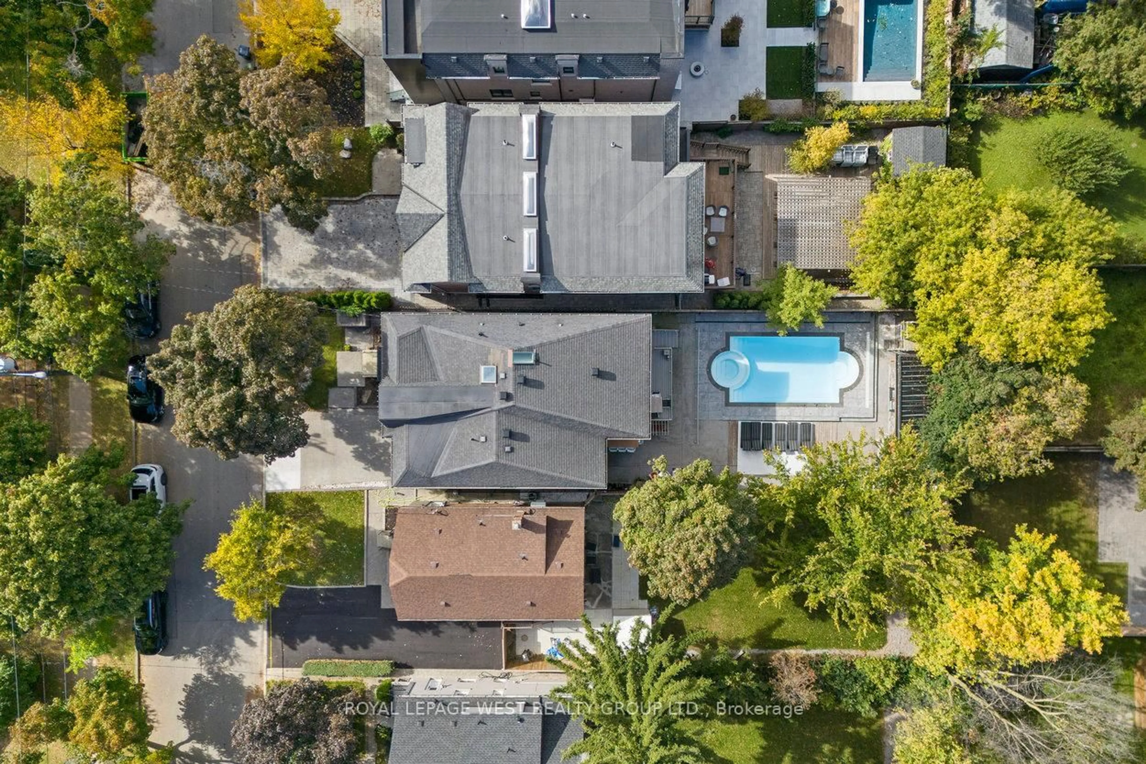 A pic from outside/outdoor area/front of a property/back of a property/a pic from drone, street for 218 Cameron Ave, Toronto Ontario M2N 1E7