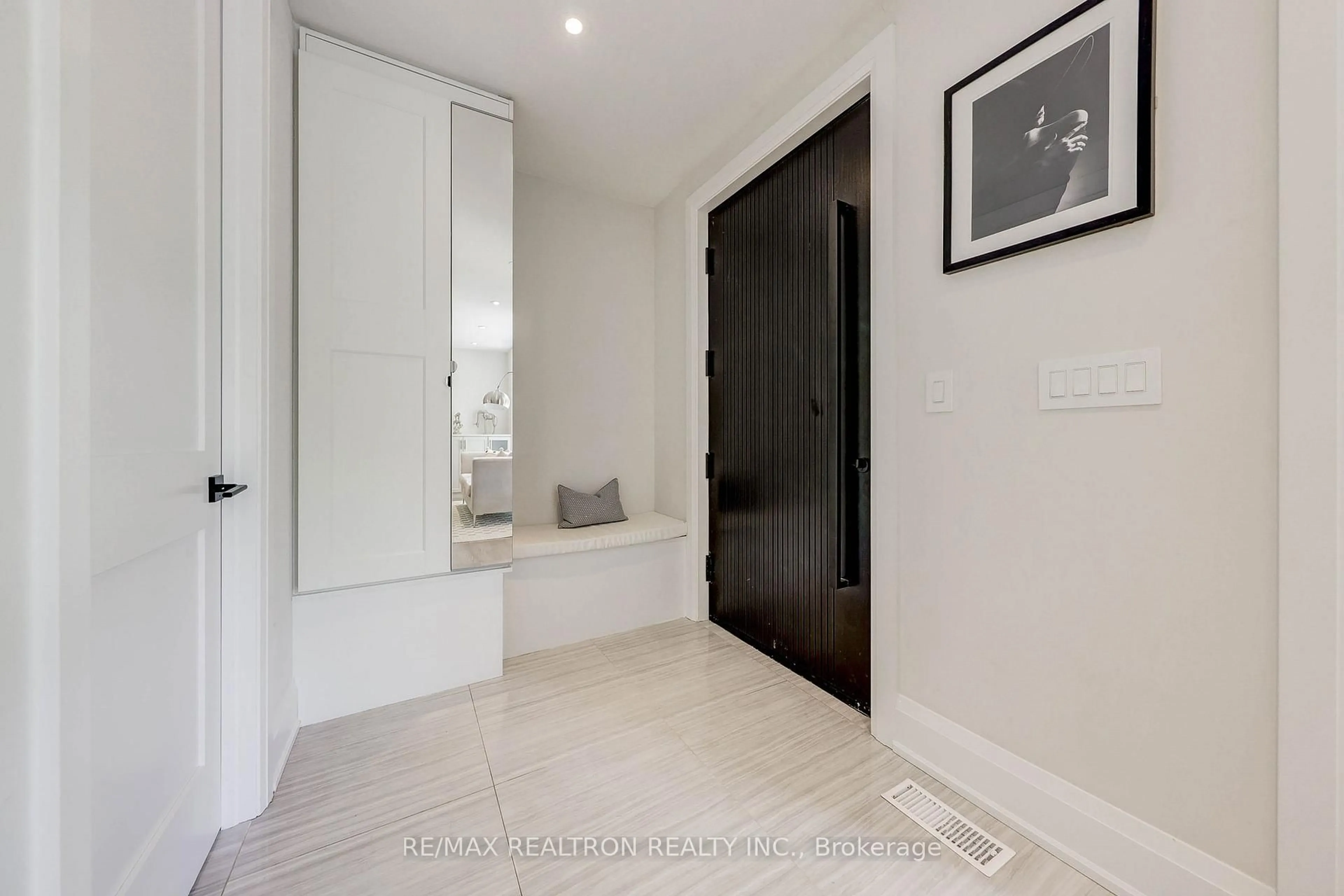 Indoor entryway for 523 Briar Hill Ave, Toronto Ontario M5N 1N1
