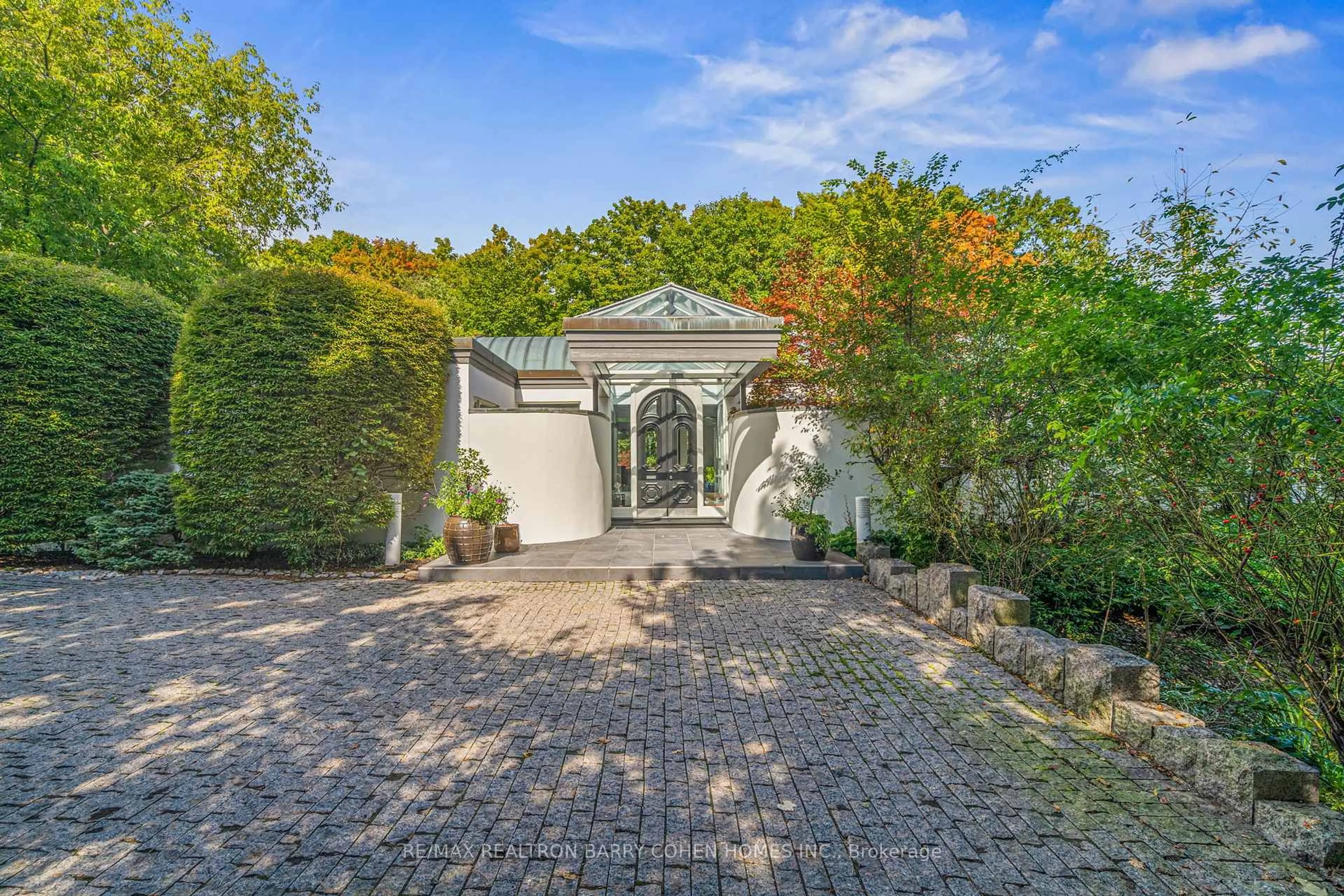 A pic from outside/outdoor area/front of a property/back of a property/a pic from drone, street for 18 Timberglade Crt, Toronto Ontario M2L 2Y2