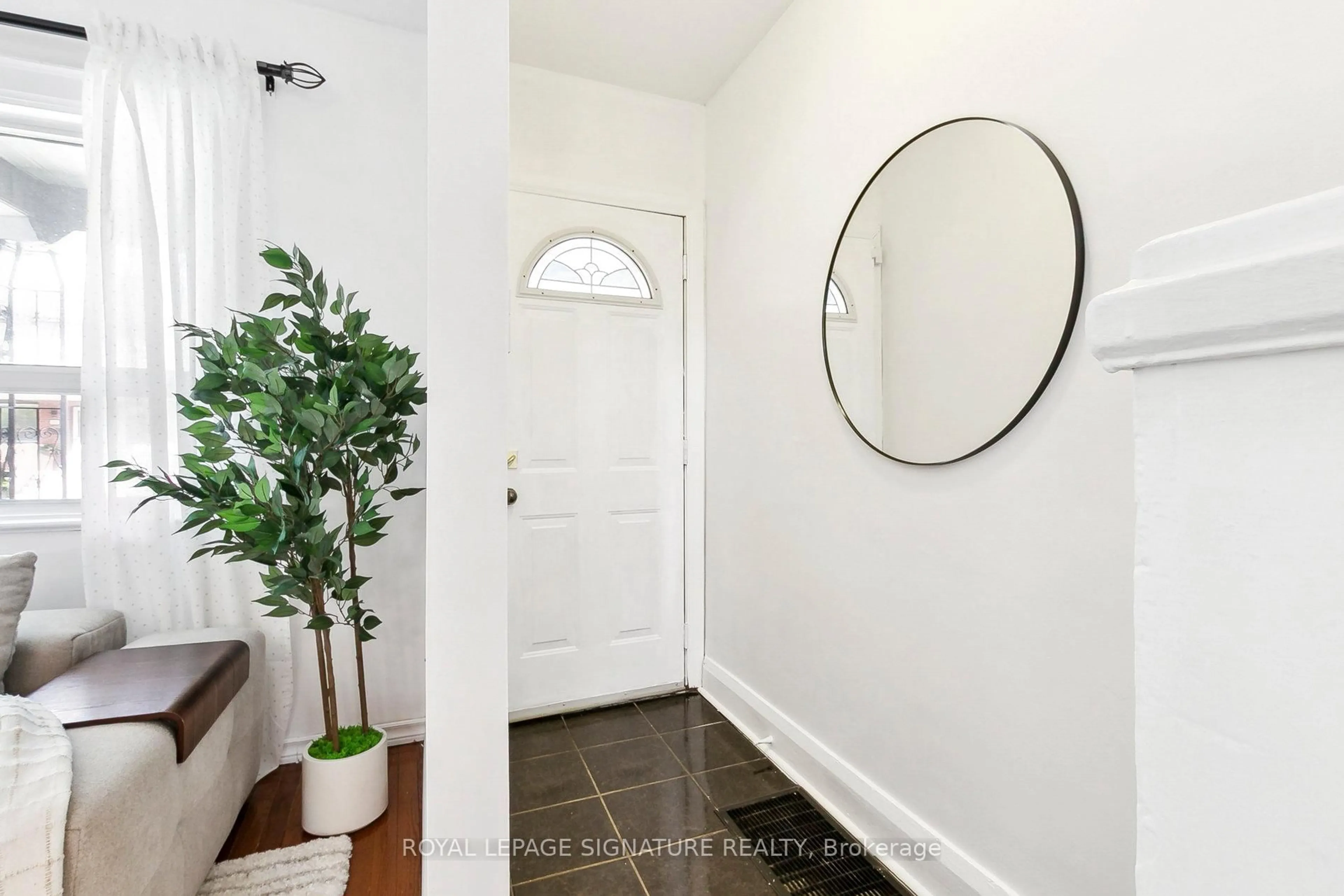 Indoor entryway for 546 Lauder Ave, Toronto Ontario M6E 3J6