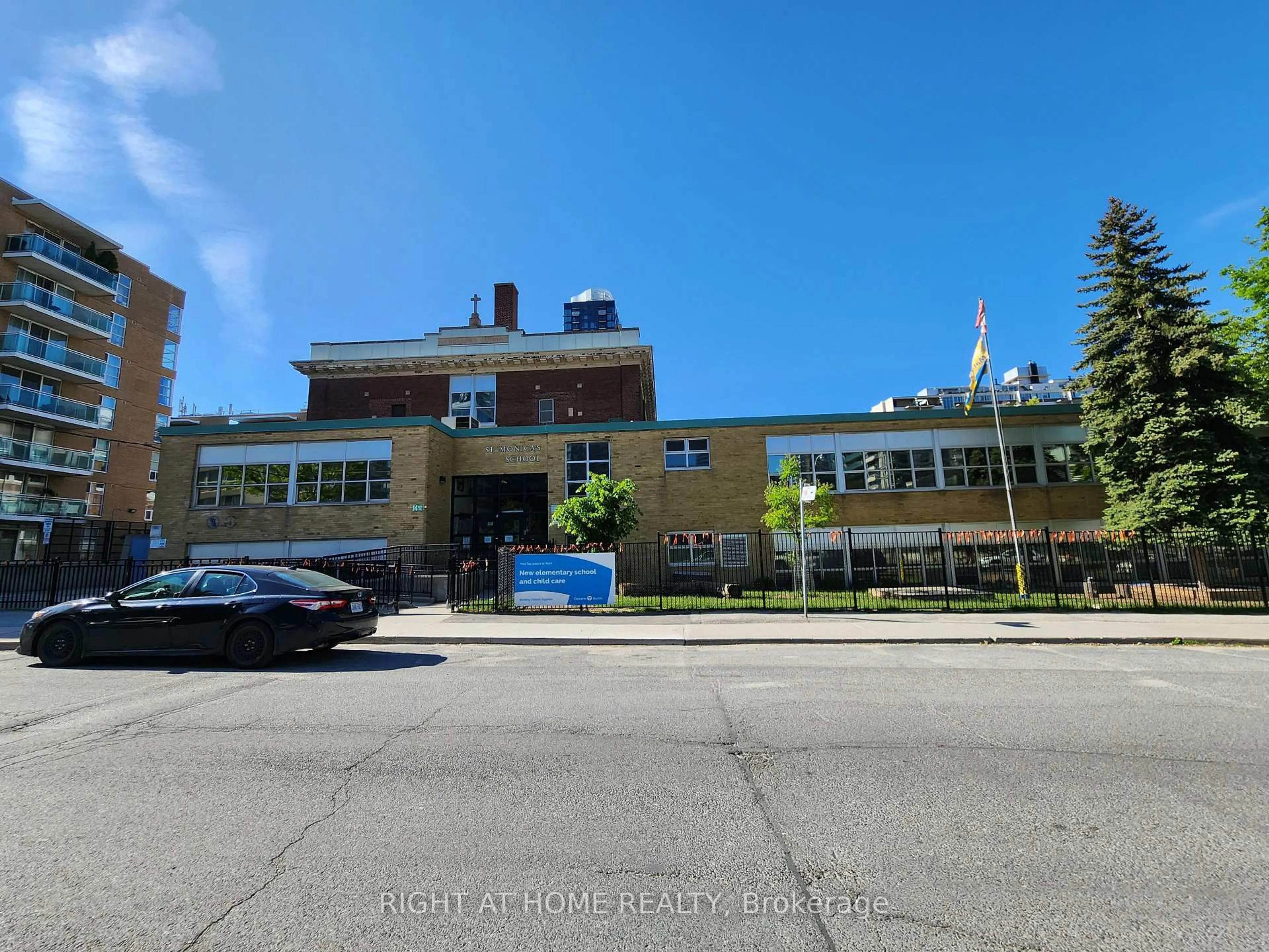 A pic from outside/outdoor area/front of a property/back of a property/a pic from drone, building for 30 Roehampton Ave #2308, Toronto Ontario M4P 0B9