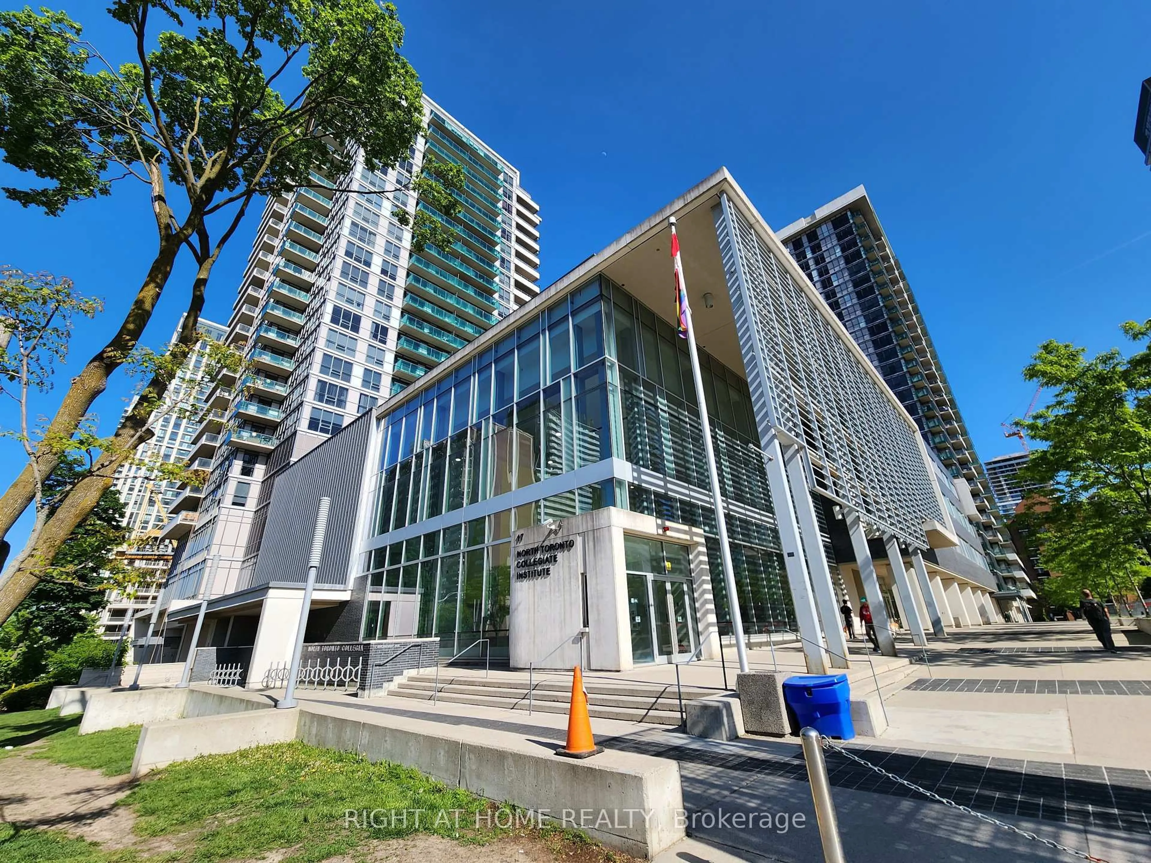 Indoor foyer for 30 Roehampton Ave #2308, Toronto Ontario M4P 0B9