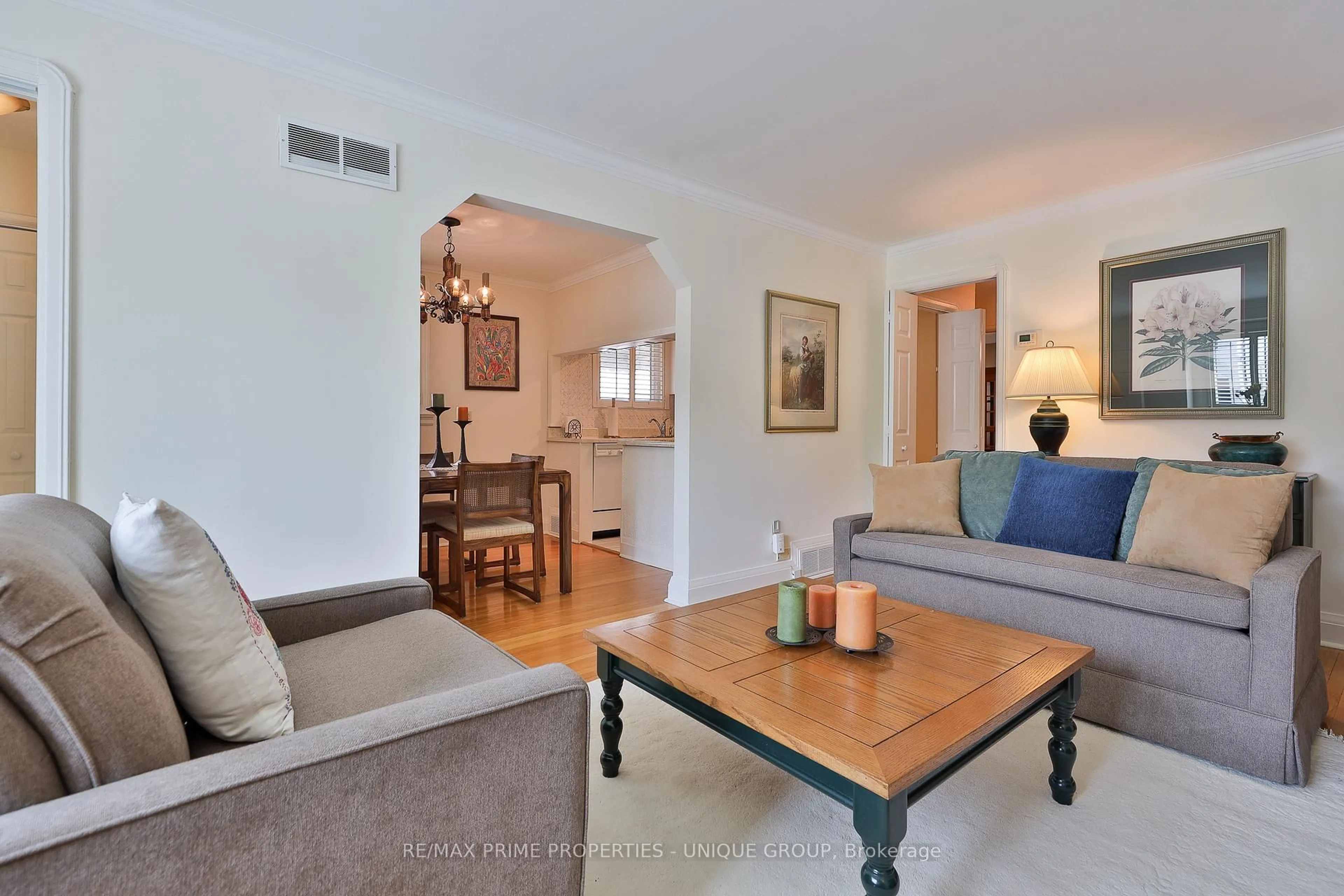Living room with furniture, unknown for 598 Broadway Ave, Toronto Ontario M4G 2S5