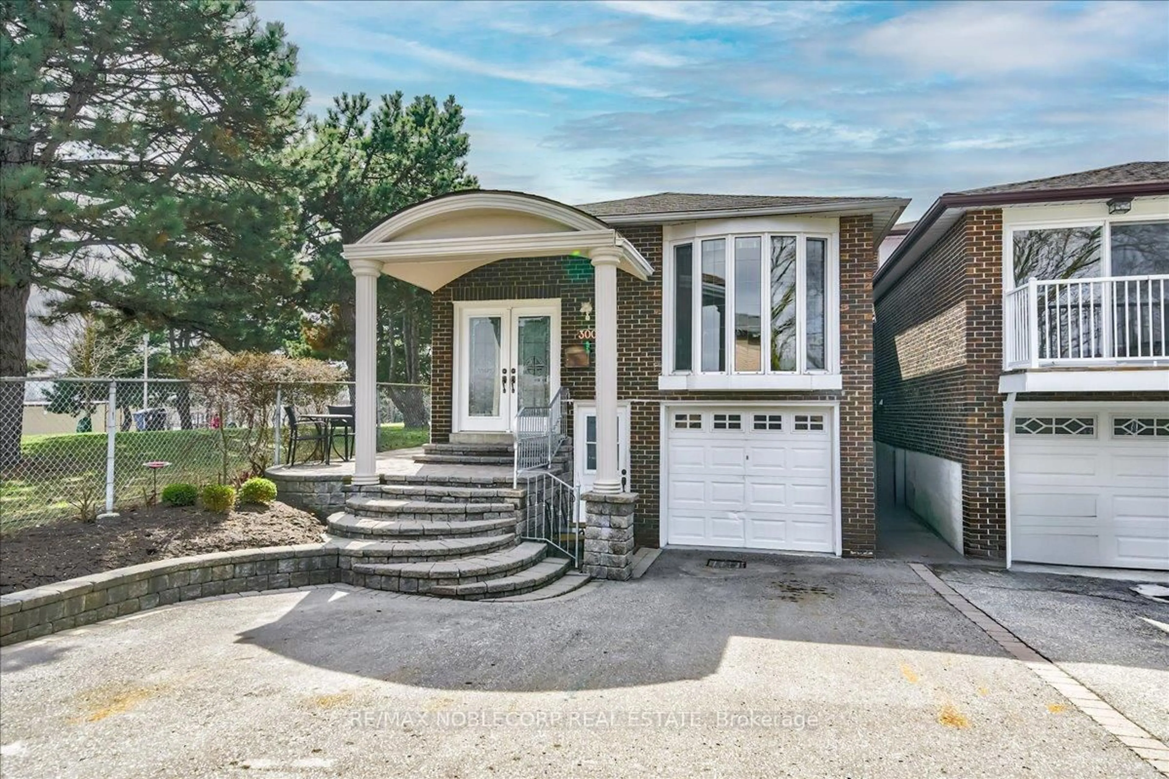 Home with vinyl exterior material, street for 300 Cherokee Blvd, Toronto Ontario M2H 2W7