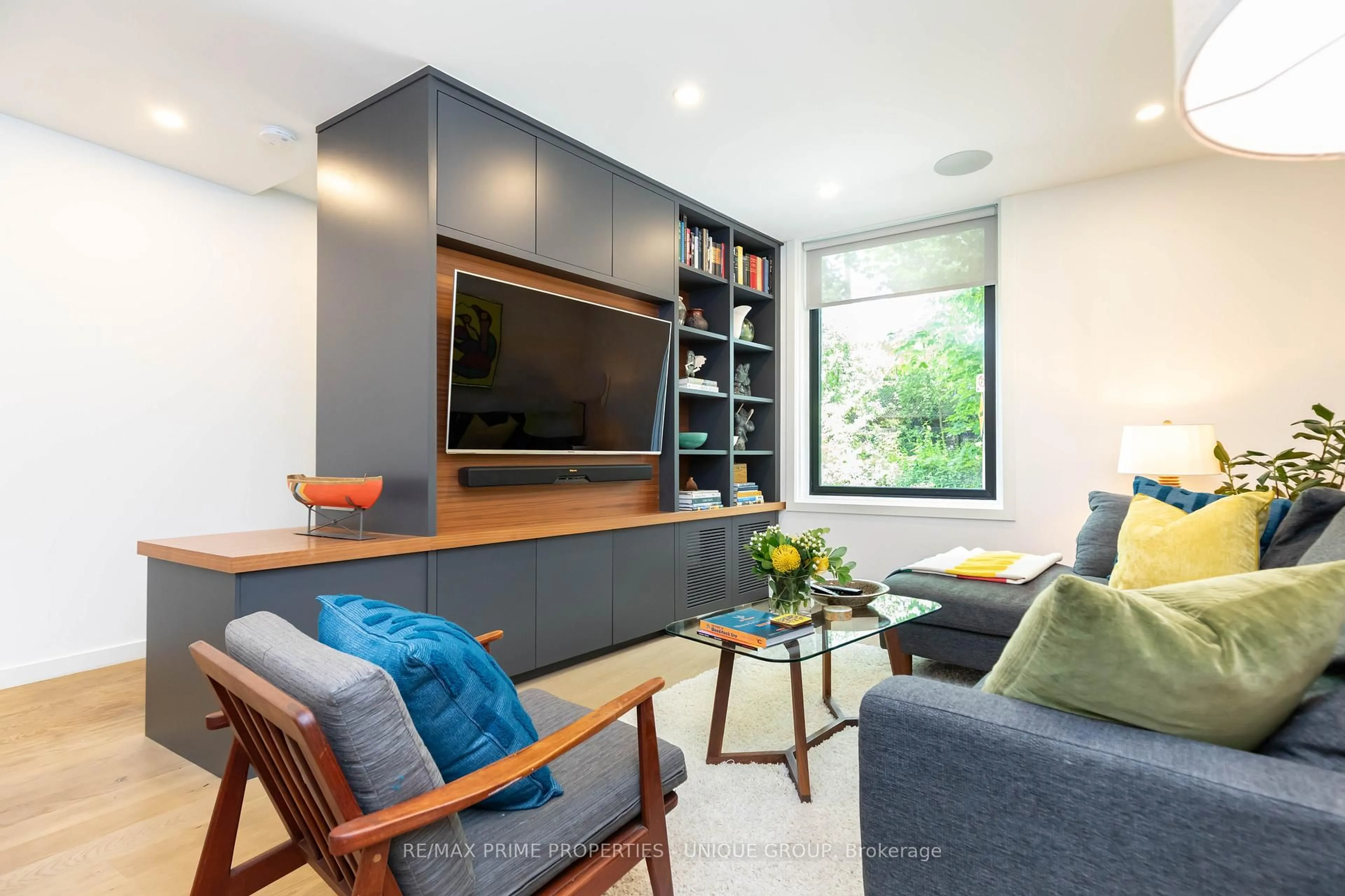 Home theater for 137 Marlborough Pl, Toronto Ontario M5R 3J5