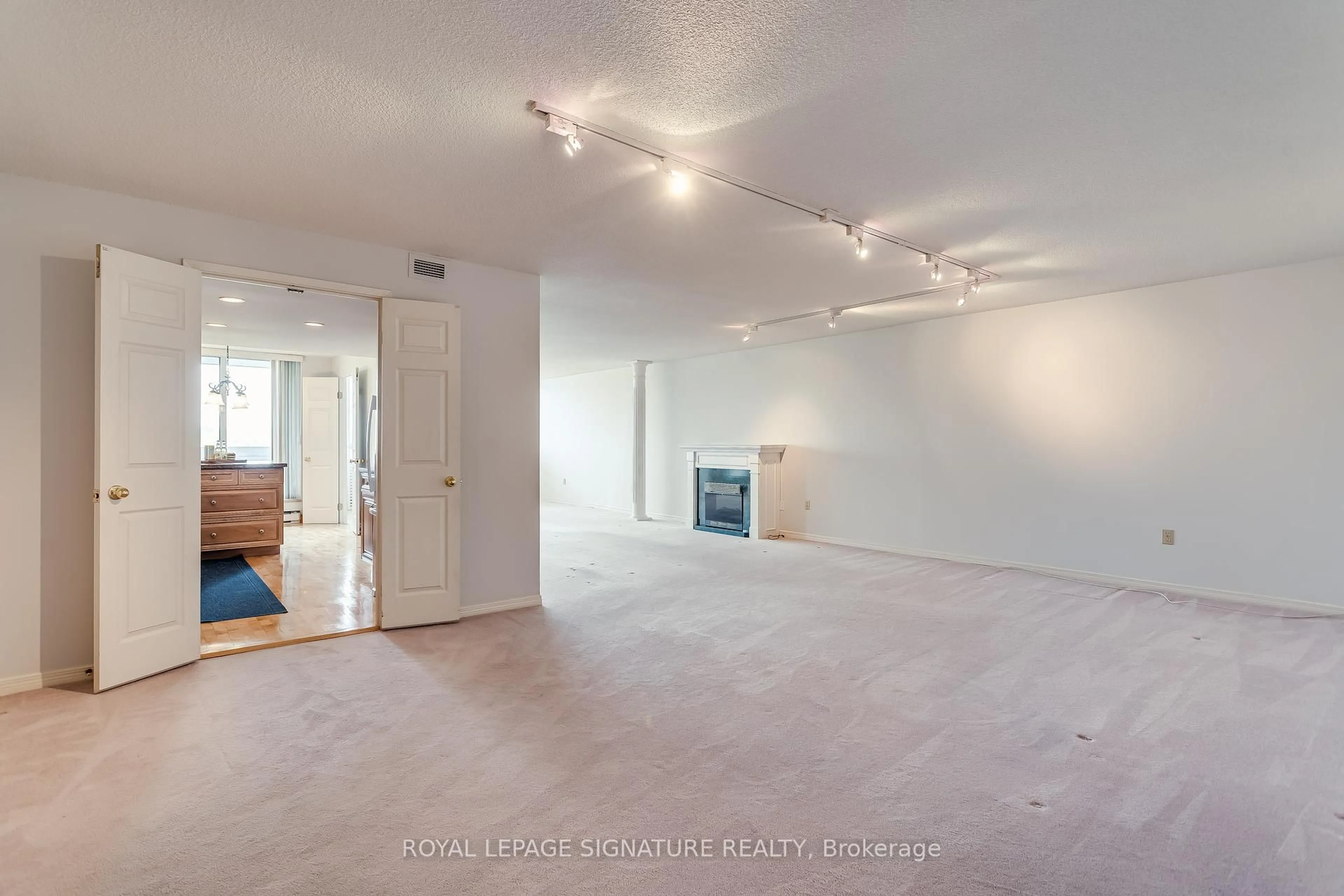 A pic of a room for 360 Bloor St #806, Toronto Ontario M4W 3M3