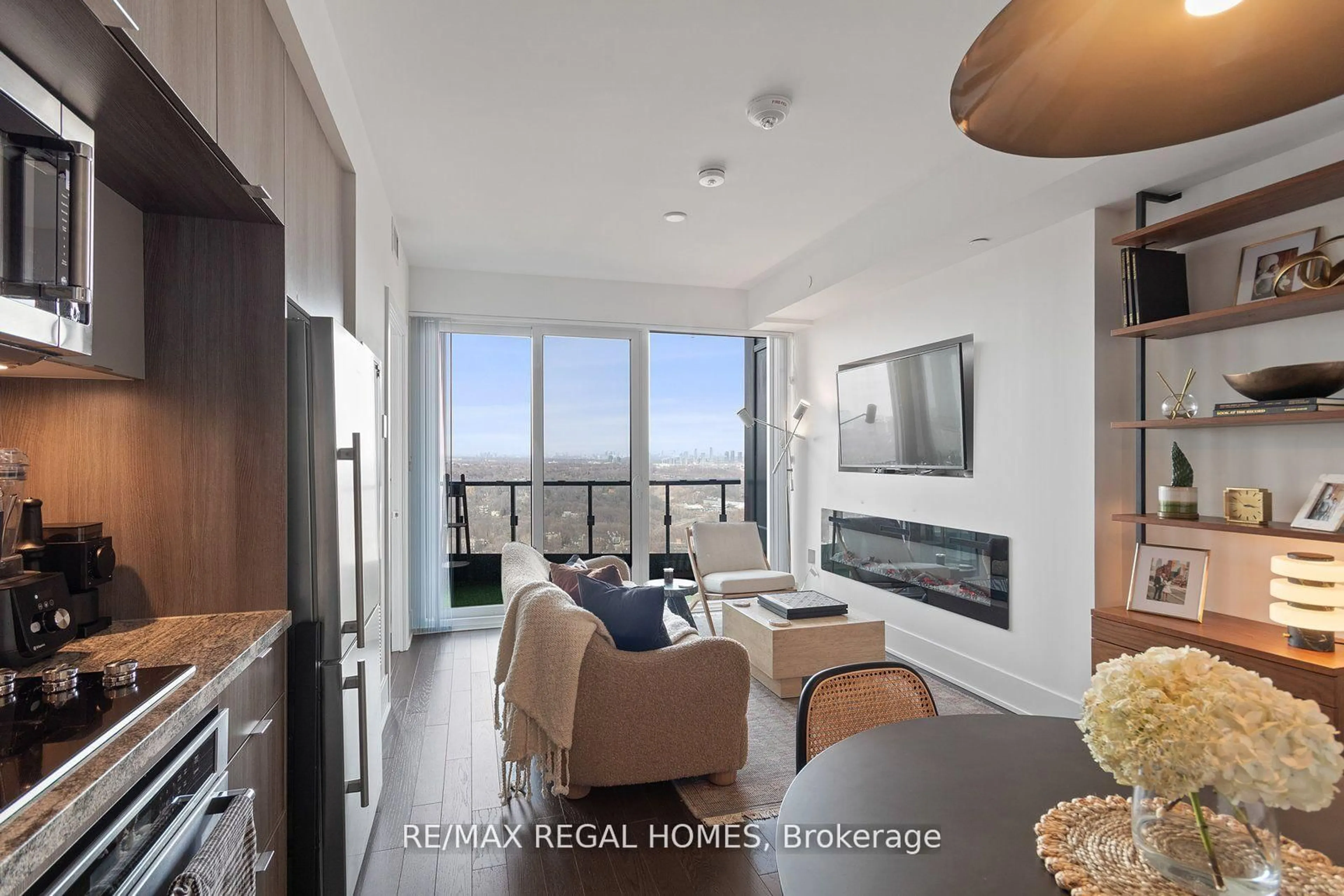 Living room with furniture, wood/laminate floor for 585 Bloor St #3215, Toronto Ontario M4W 0B3