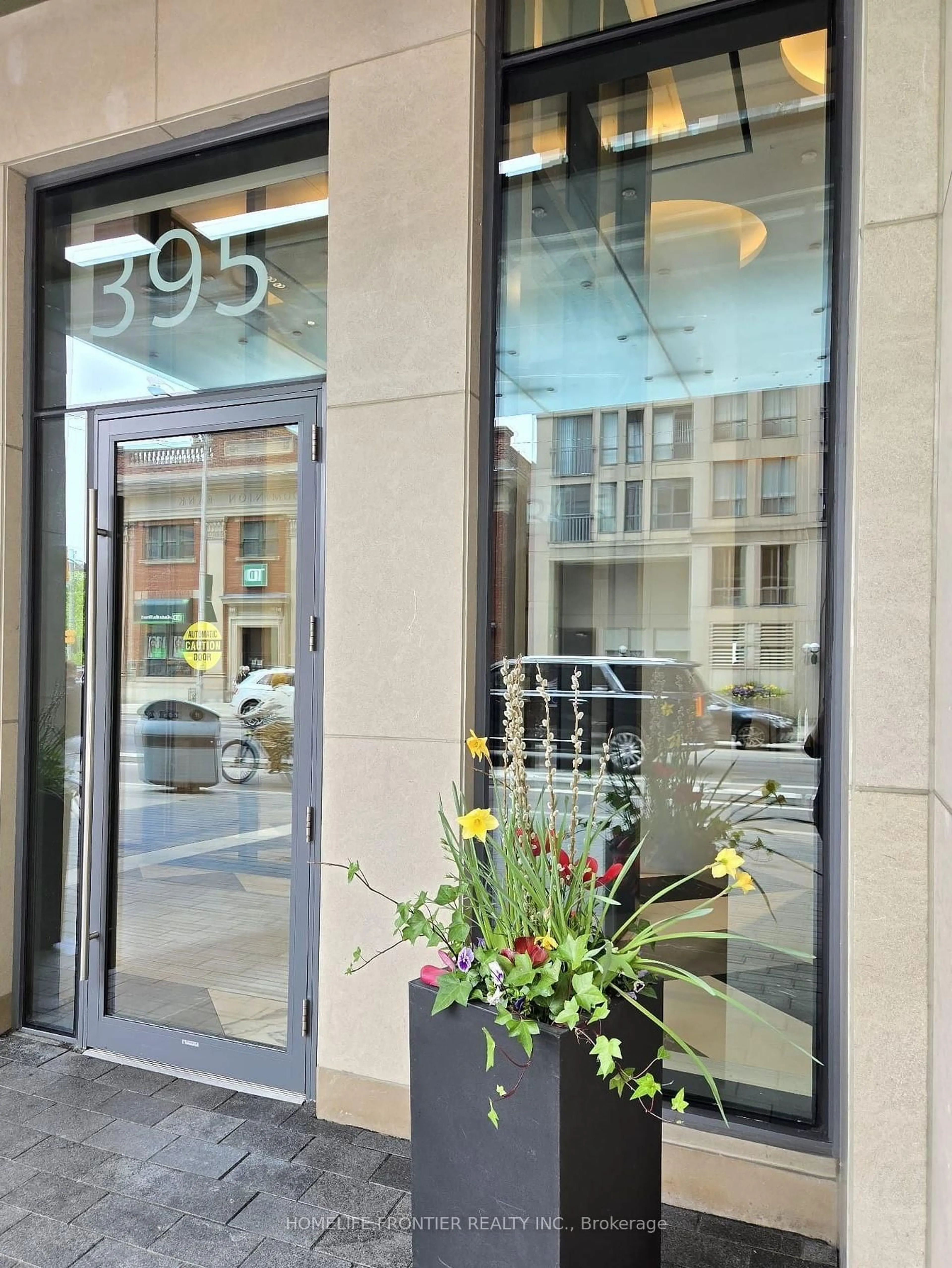 Indoor foyer for 395 Bloor St #1901, Toronto Ontario M4W 1H7