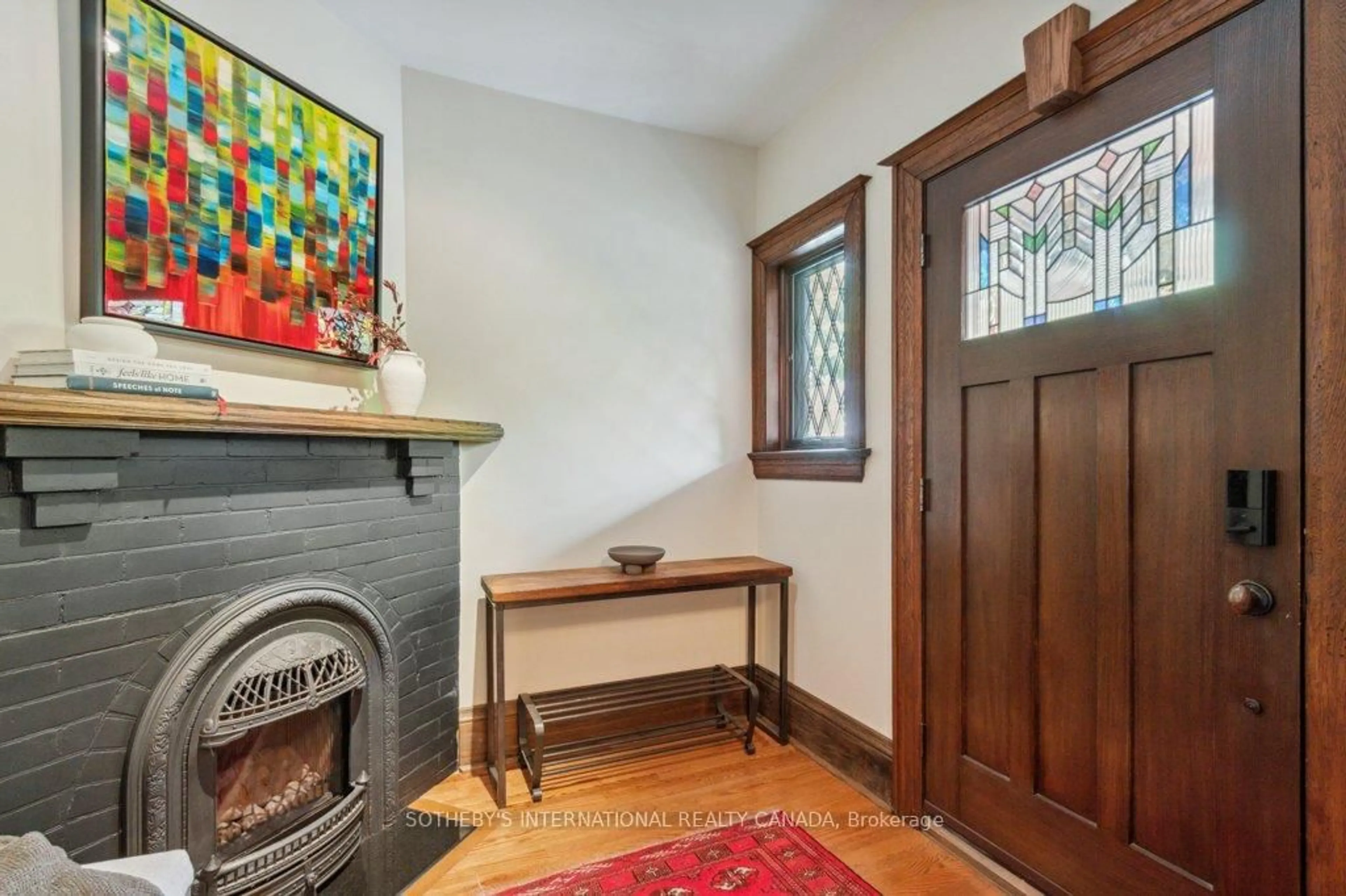 Indoor entryway for 52 Nina St, Toronto Ontario M5R 1Z4