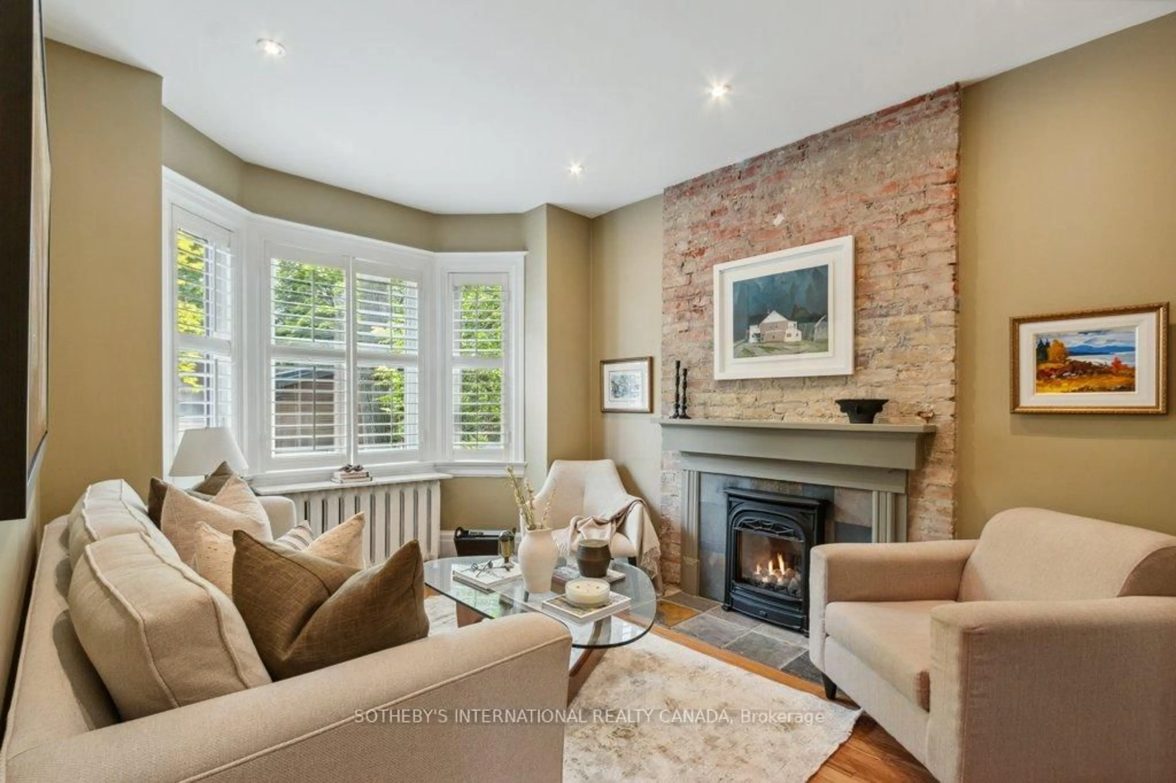 Living room with furniture, unknown for 52 Nina St, Toronto Ontario M5R 1Z4