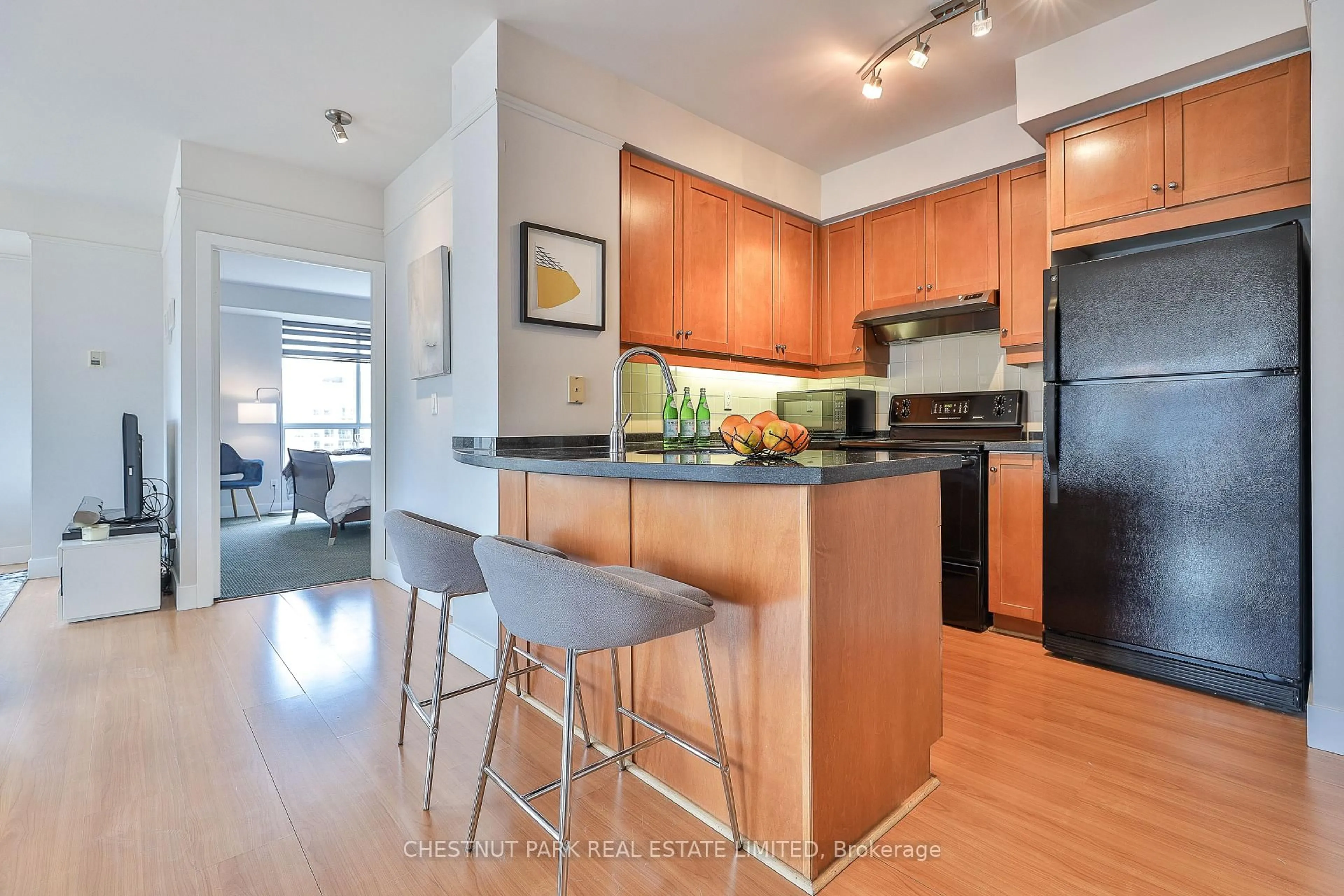 Open concept kitchen, wood/laminate floor for 168 King St #805, Toronto Ontario M5A 4S4