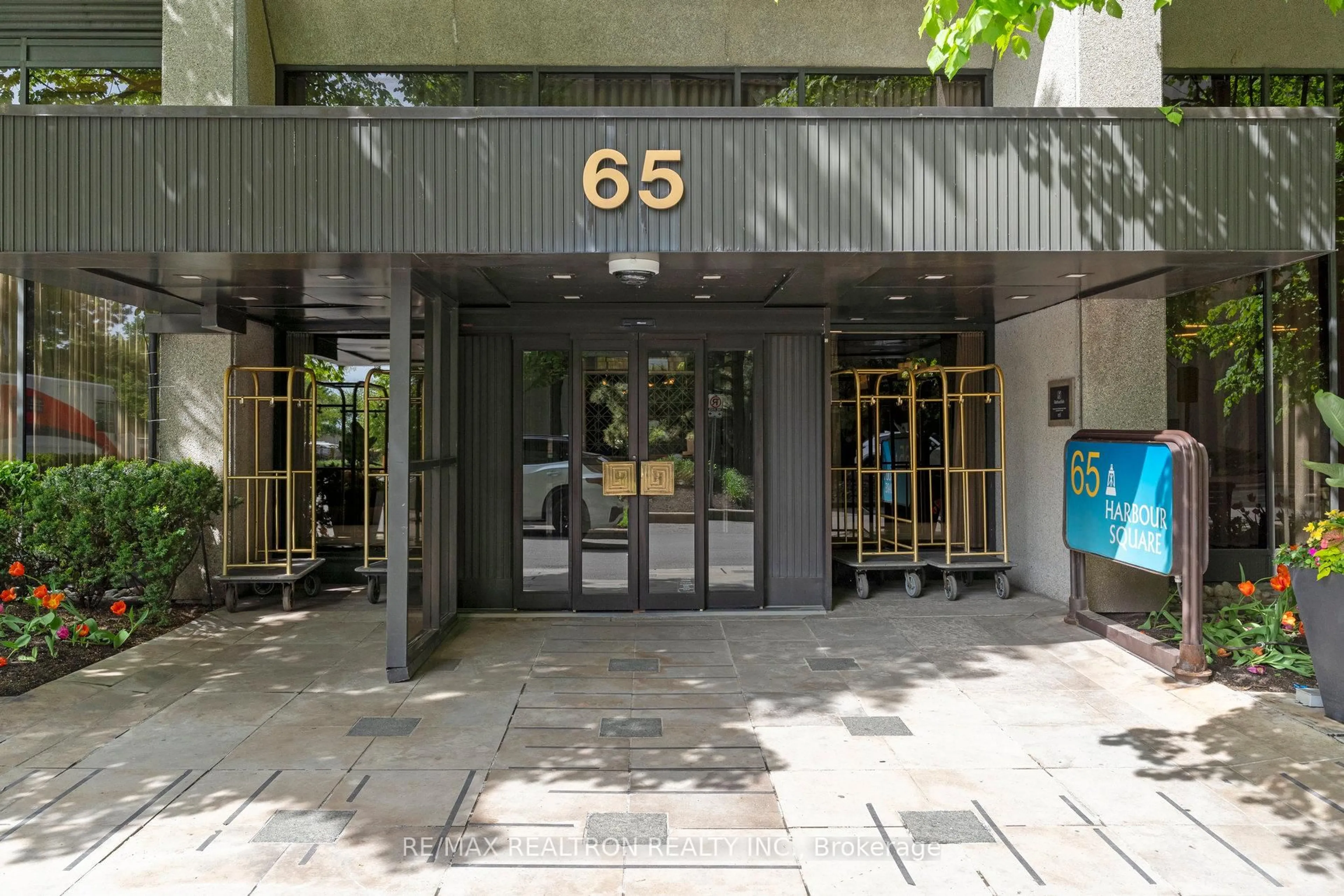 Indoor foyer for 65 Harbour Sq #3206, Toronto Ontario M5J 2L4