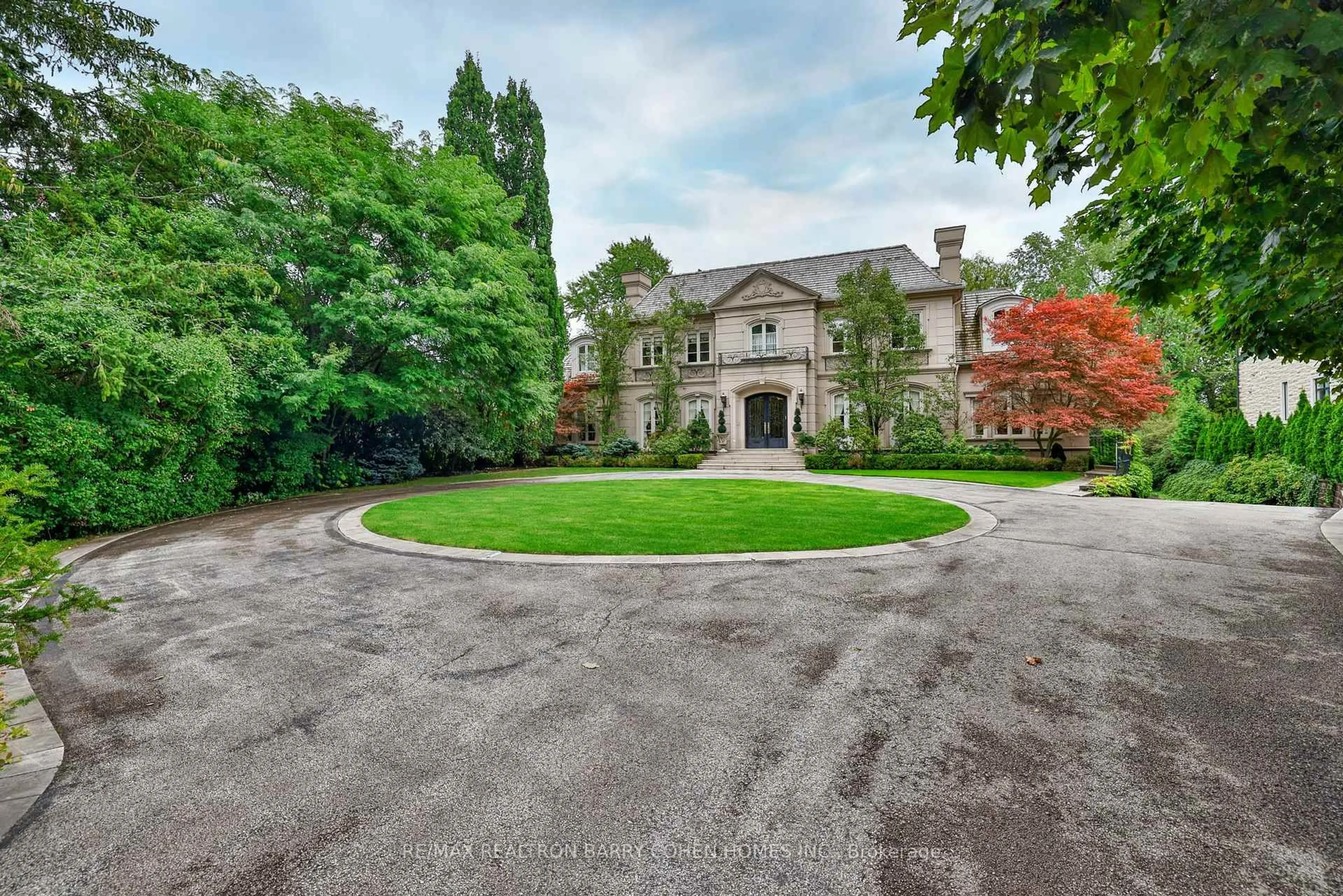 A pic from outside/outdoor area/front of a property/back of a property/a pic from drone, street for 83 Bayview Rdge, Toronto Ontario M2L 1E3