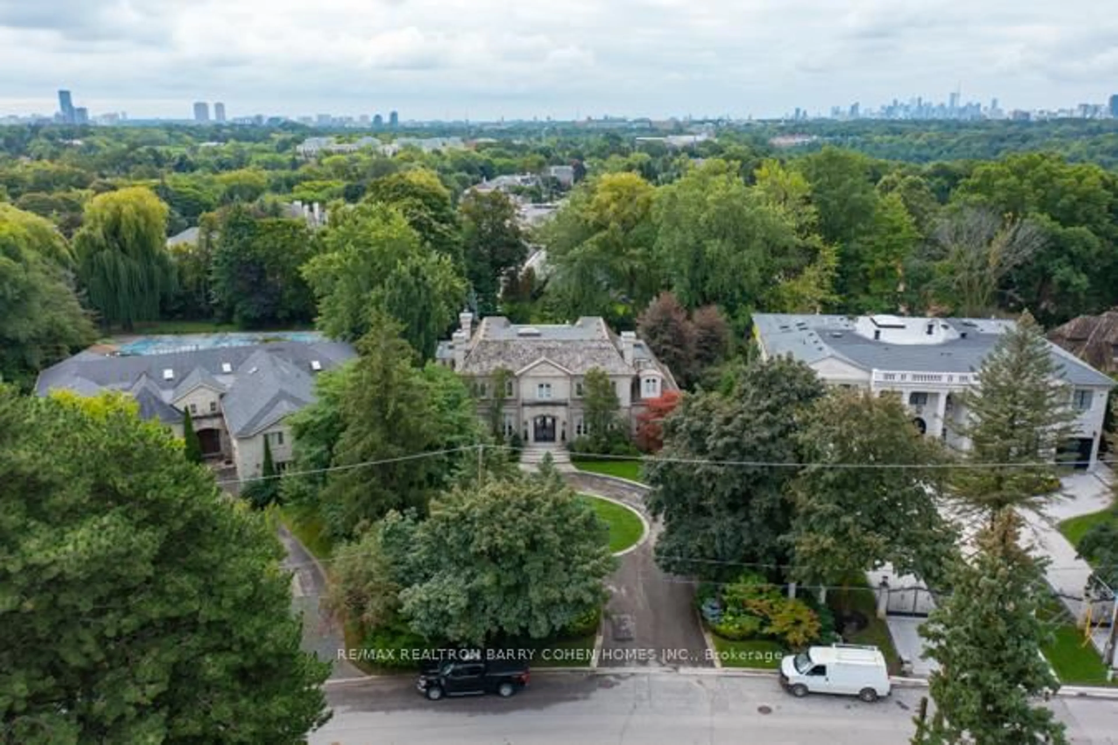 A pic from outside/outdoor area/front of a property/back of a property/a pic from drone, city buildings view from balcony for 83 Bayview Rdge, Toronto Ontario M2L 1E3