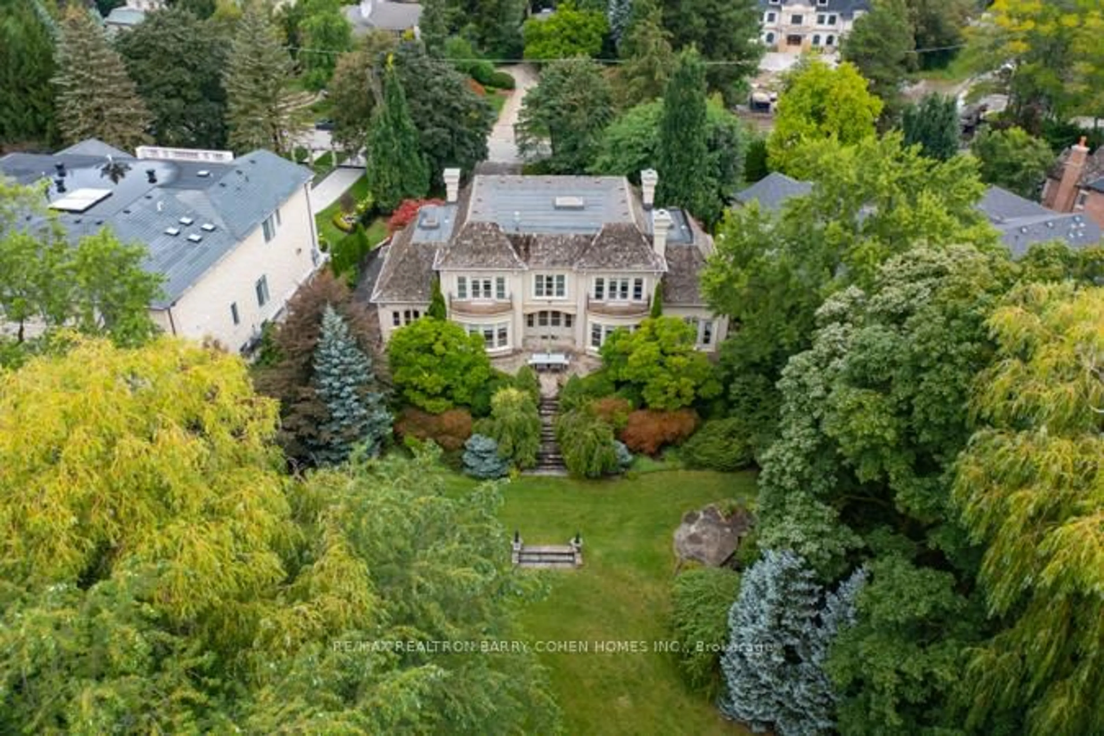 A pic from outside/outdoor area/front of a property/back of a property/a pic from drone, unknown for 83 Bayview Rdge, Toronto Ontario M2L 1E3