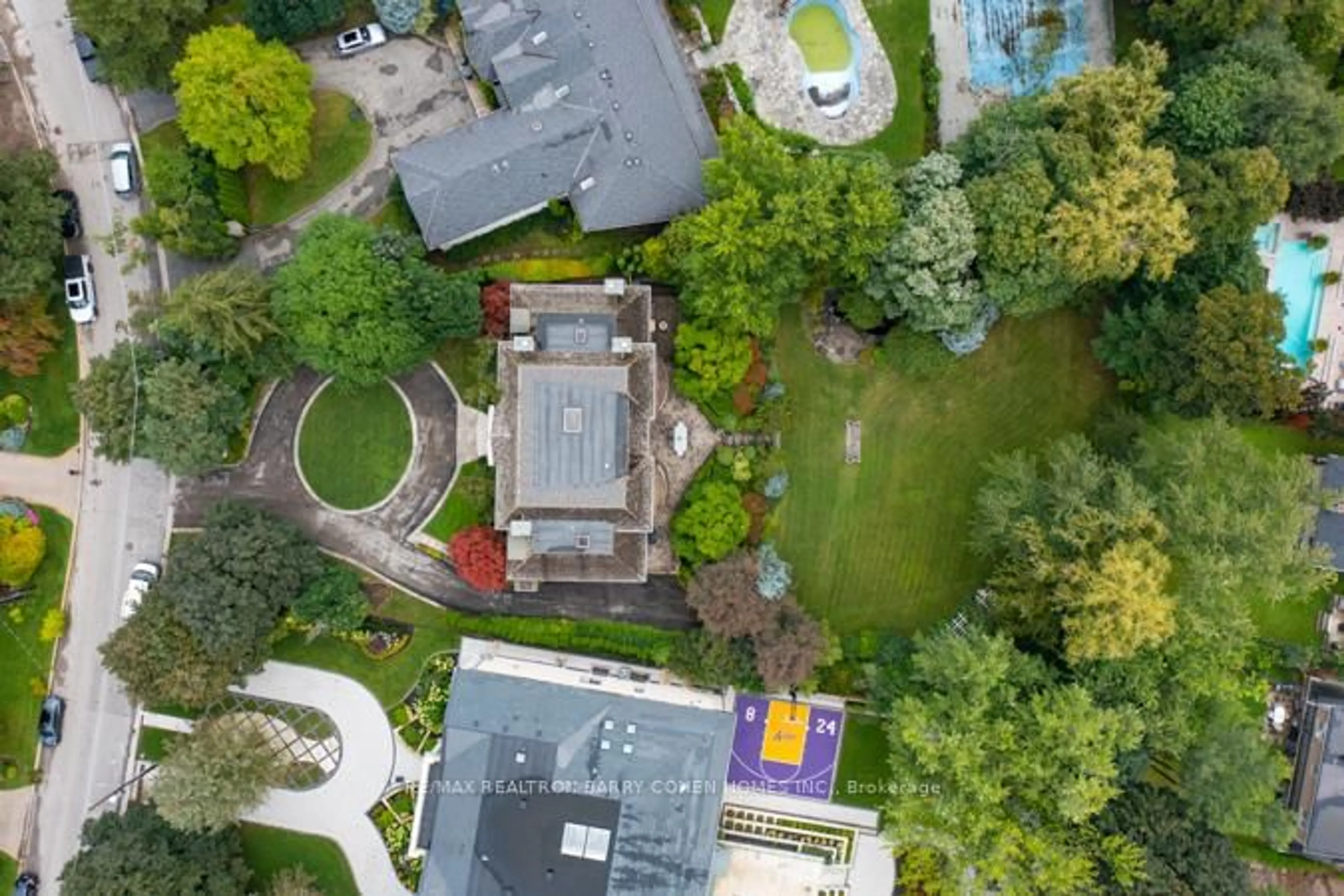 A pic from outside/outdoor area/front of a property/back of a property/a pic from drone, street for 83 Bayview Rdge, Toronto Ontario M2L 1E3