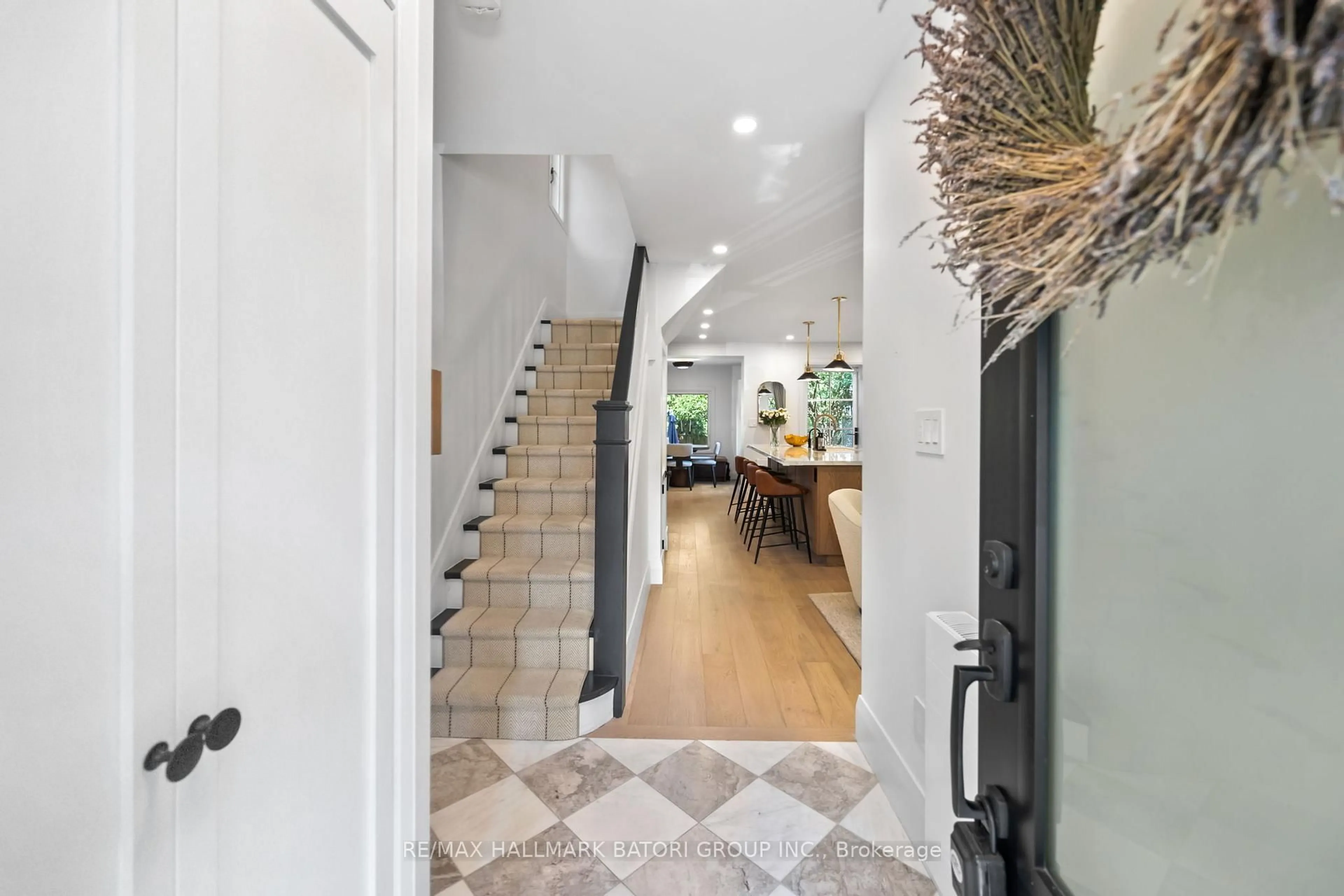 Indoor entryway for 17 Martin Rd, Toronto Ontario M4S 2V1