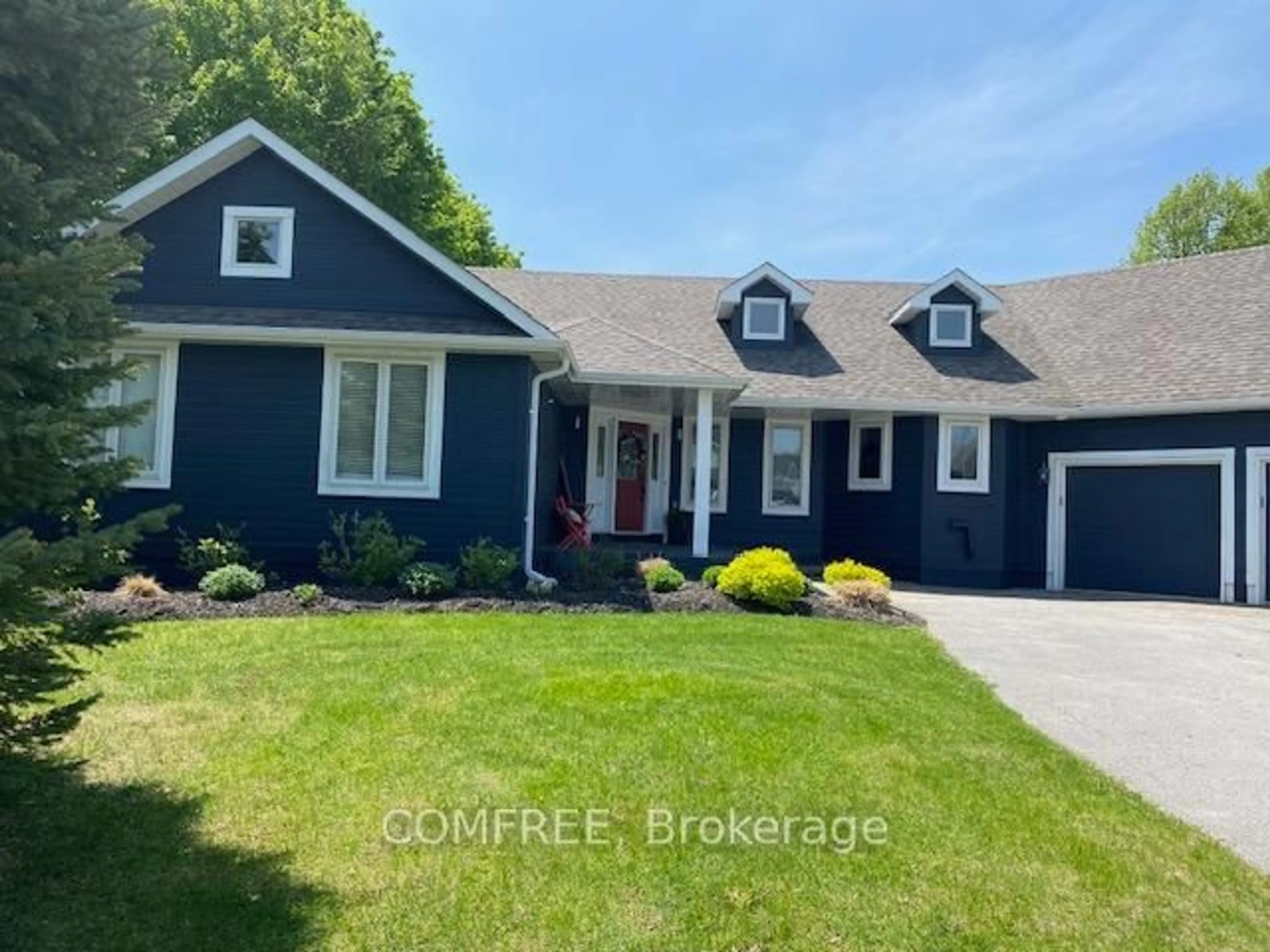 Home with vinyl exterior material, street for 30 Bridle Path, Oro-Medonte Ontario L0L 2L0