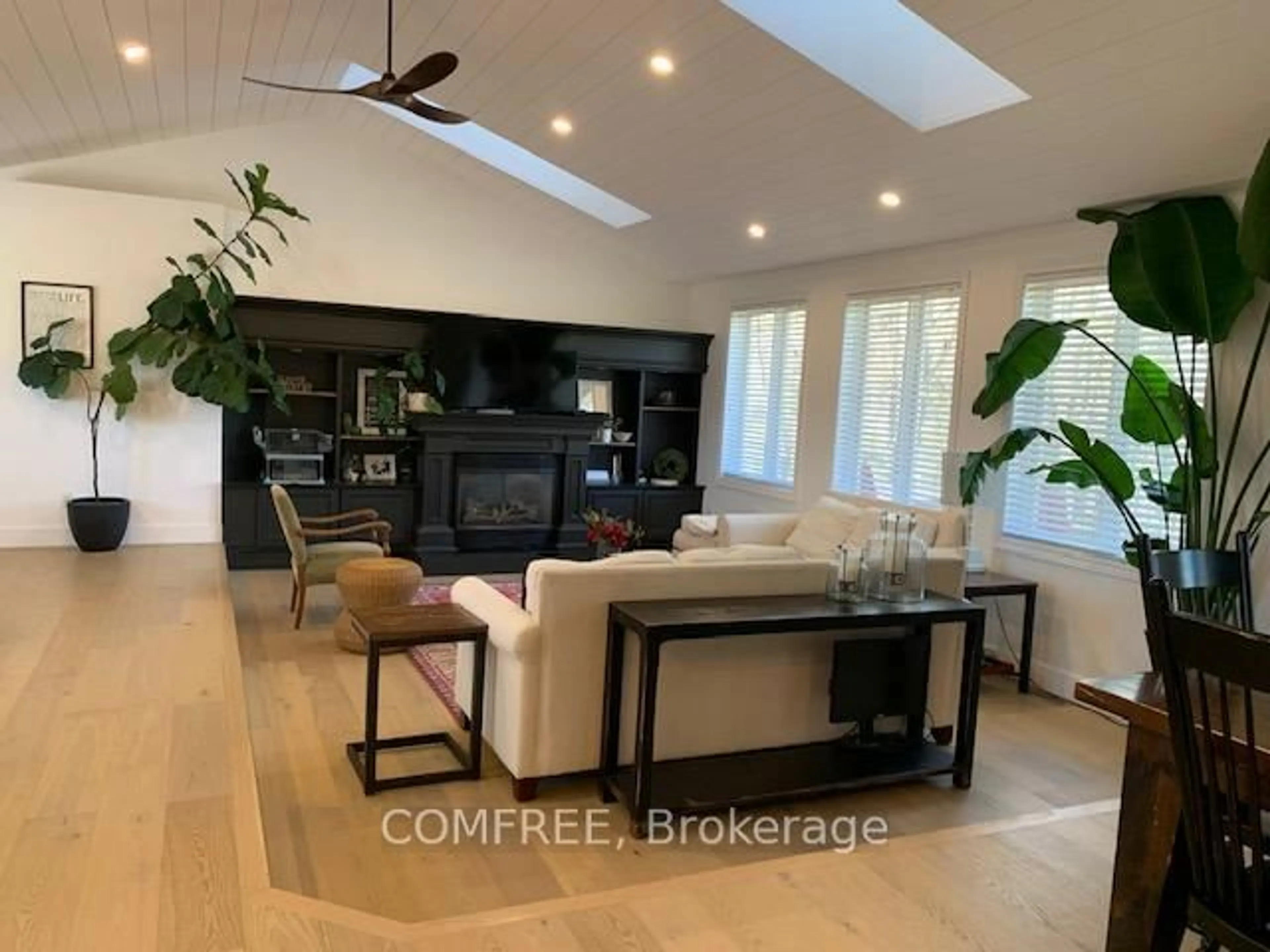 Living room with furniture, unknown for 30 Bridle Path, Oro-Medonte Ontario L0L 2L0