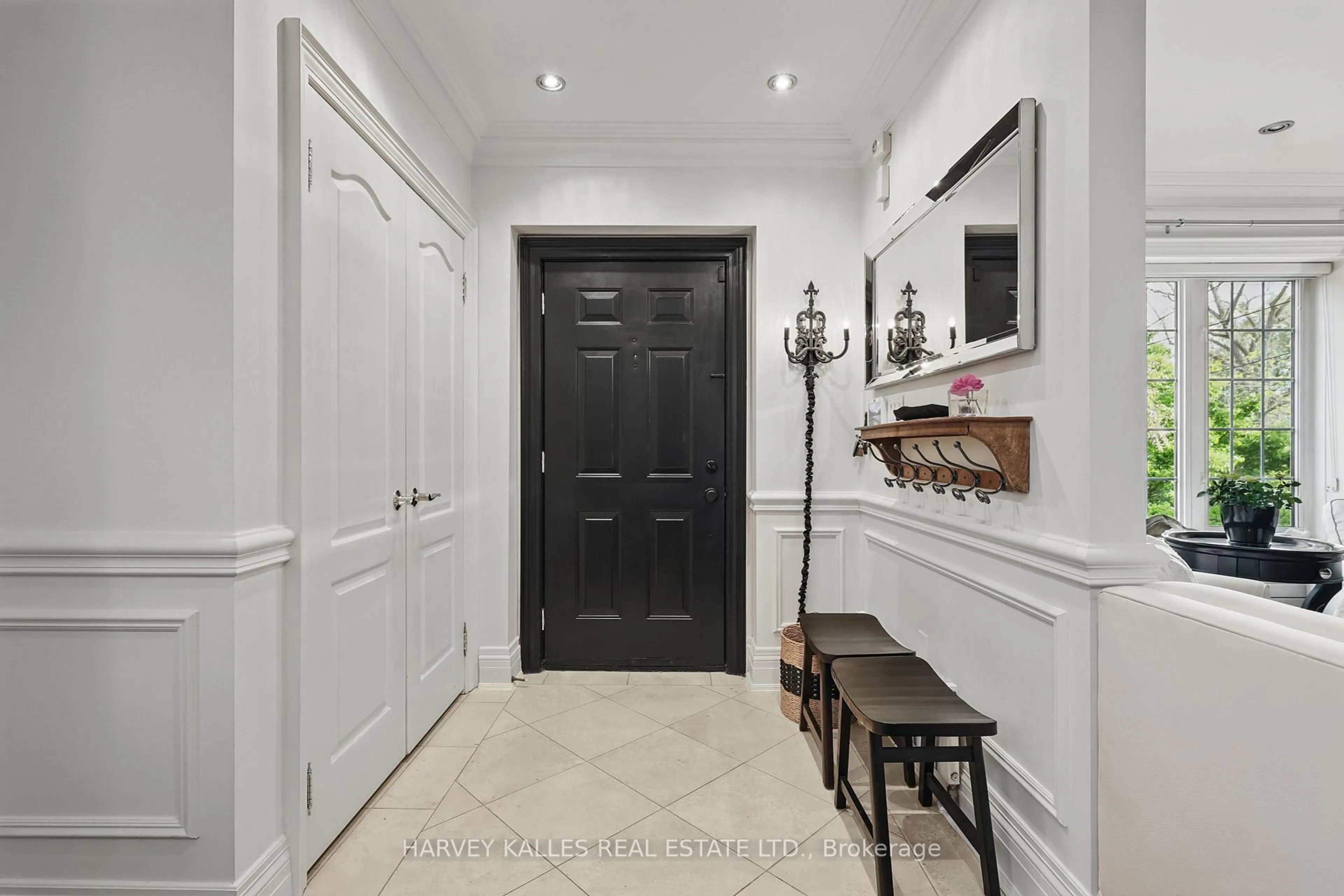 Indoor entryway for 362 Broadway Ave, Toronto Ontario M4P 1X2