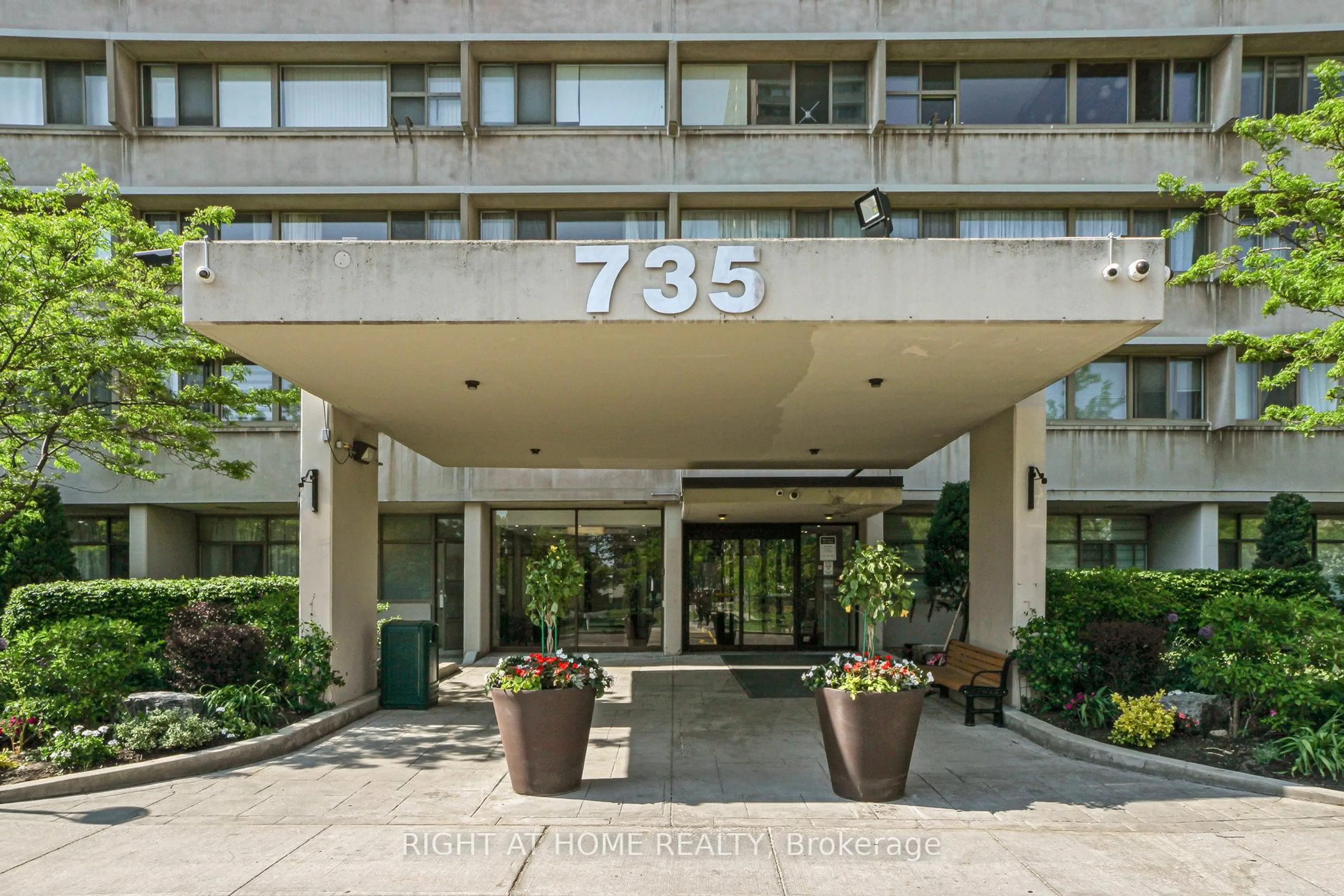 Indoor foyer for 735 Don Mills Rd #1704, Toronto Ontario M3C 1T1