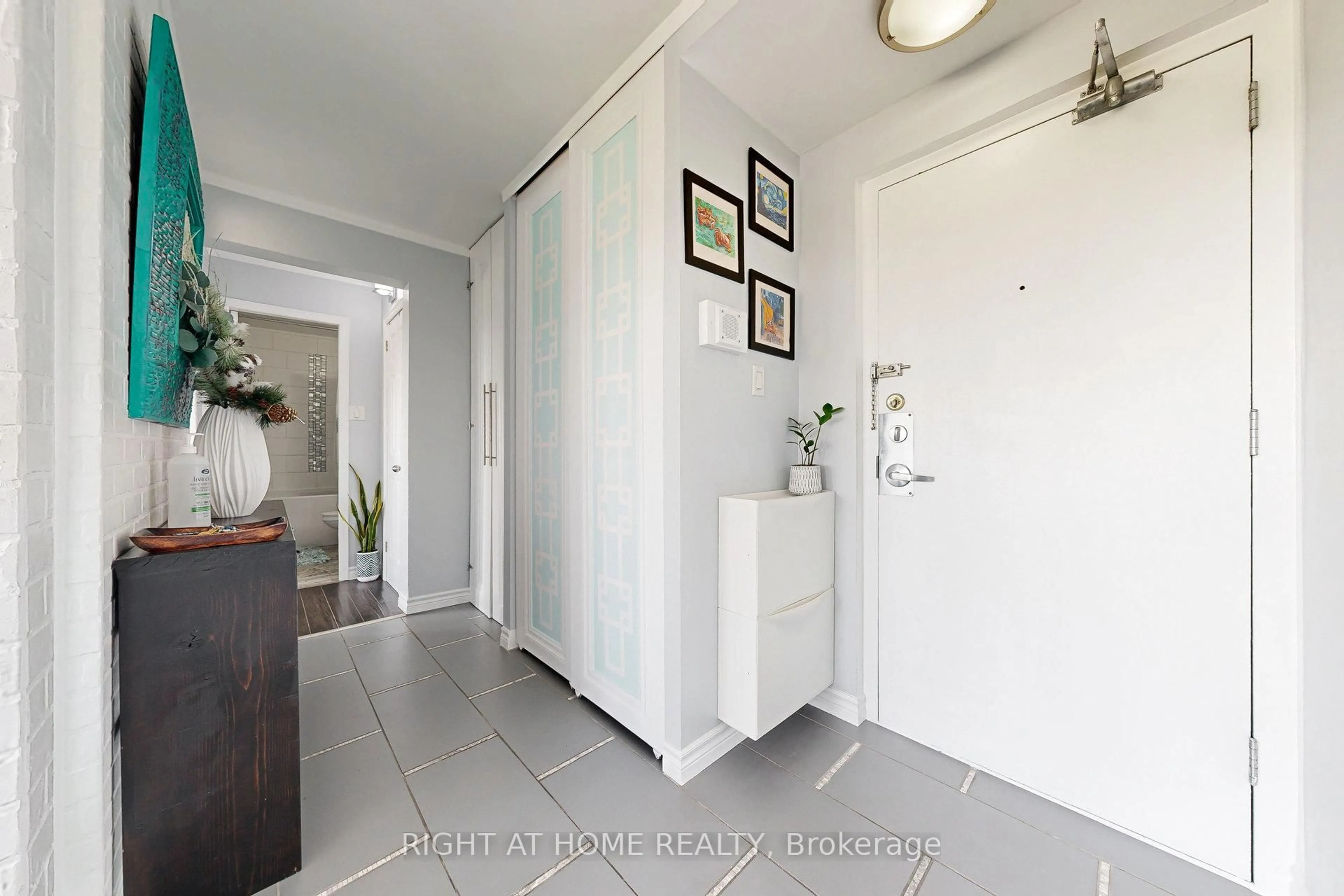 Indoor entryway for 735 Don Mills Rd #1704, Toronto Ontario M3C 1T1