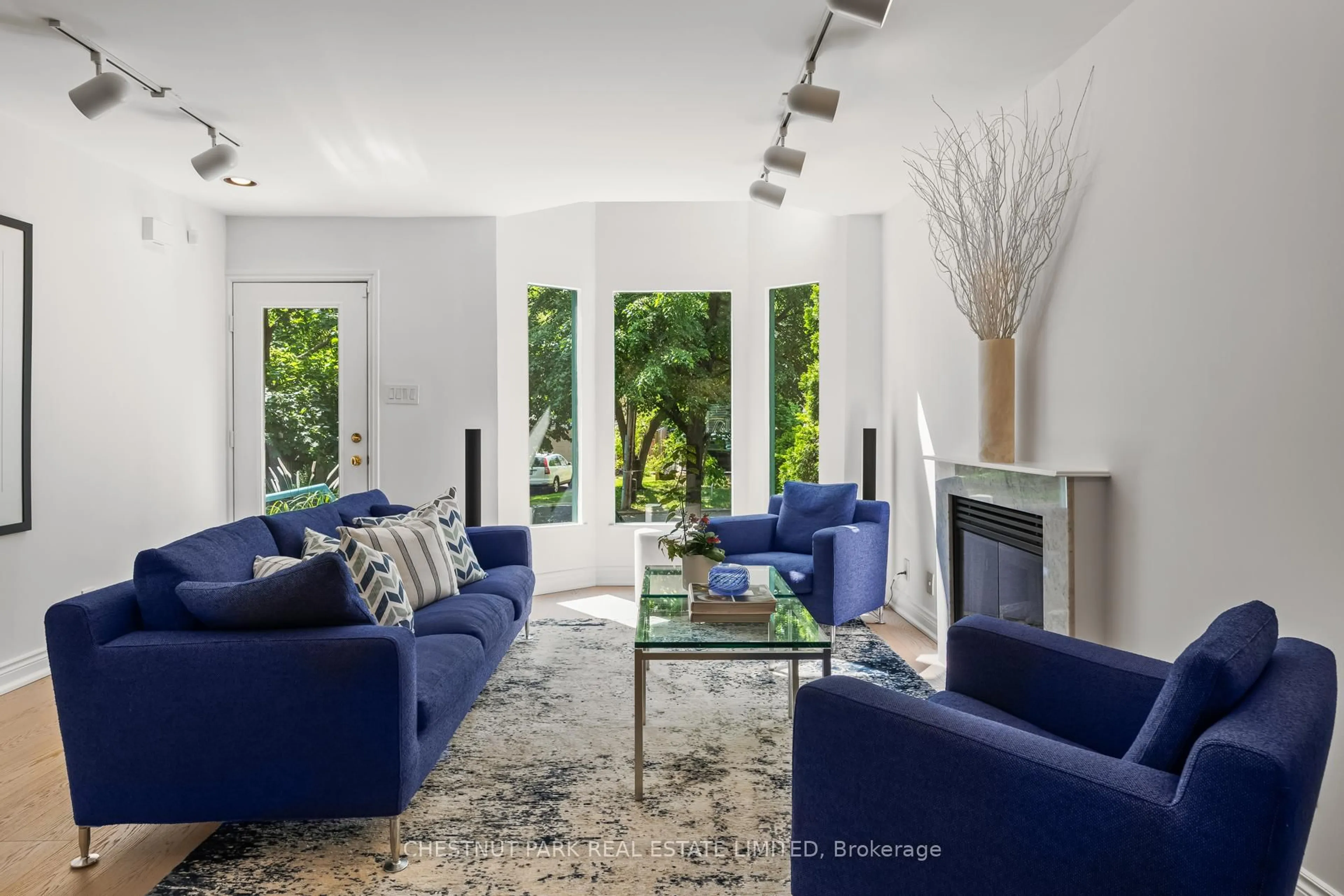 Living room with furniture, unknown for 22 Glen Elm Ave, Toronto Ontario M4T 1T7