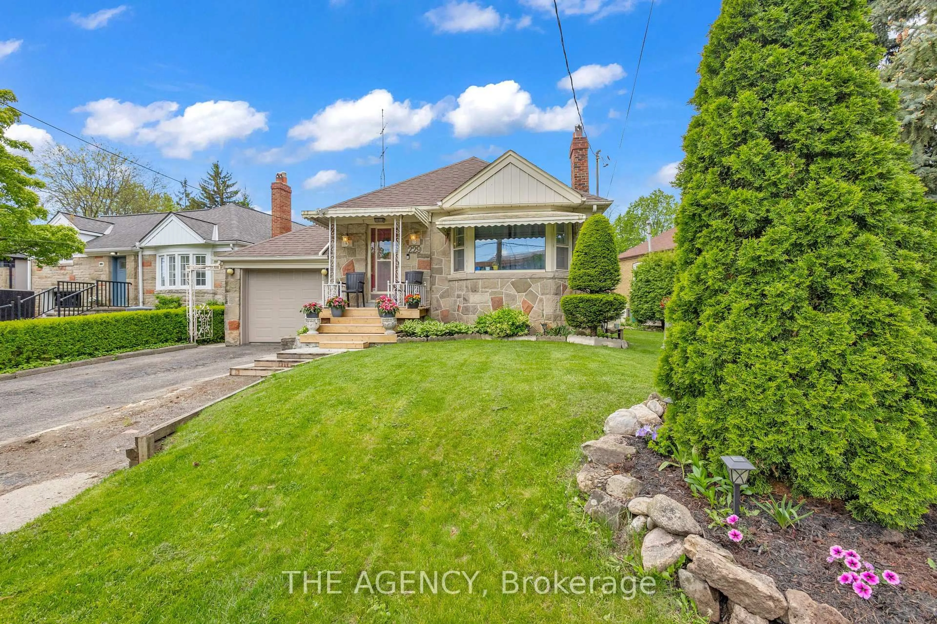 A pic from outside/outdoor area/front of a property/back of a property/a pic from drone, street for 229 Ridley Blvd, Toronto Ontario M5M 3M5