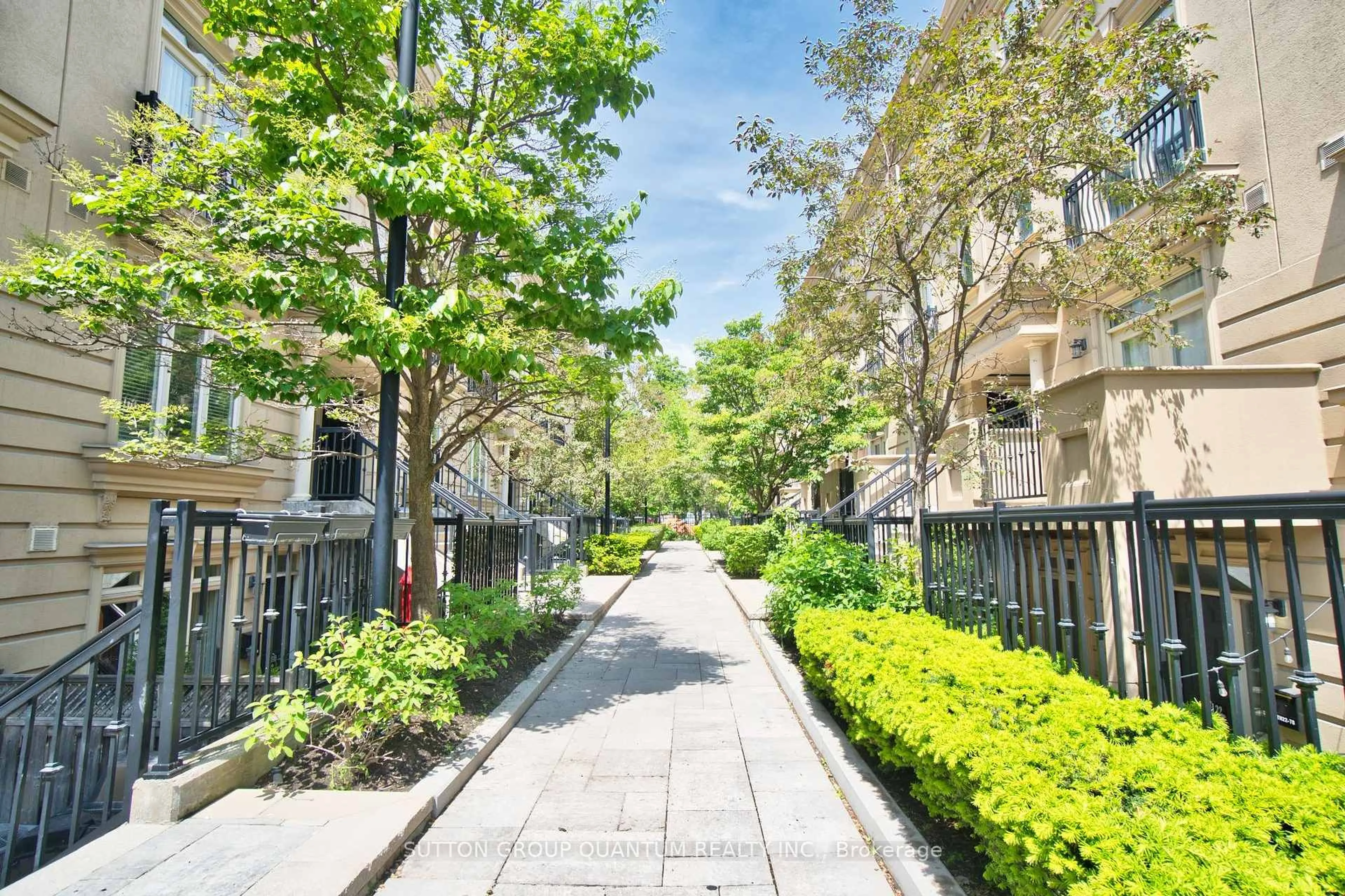 Patio, street for 78 CARR St #21, Toronto Ontario M5T 1B7