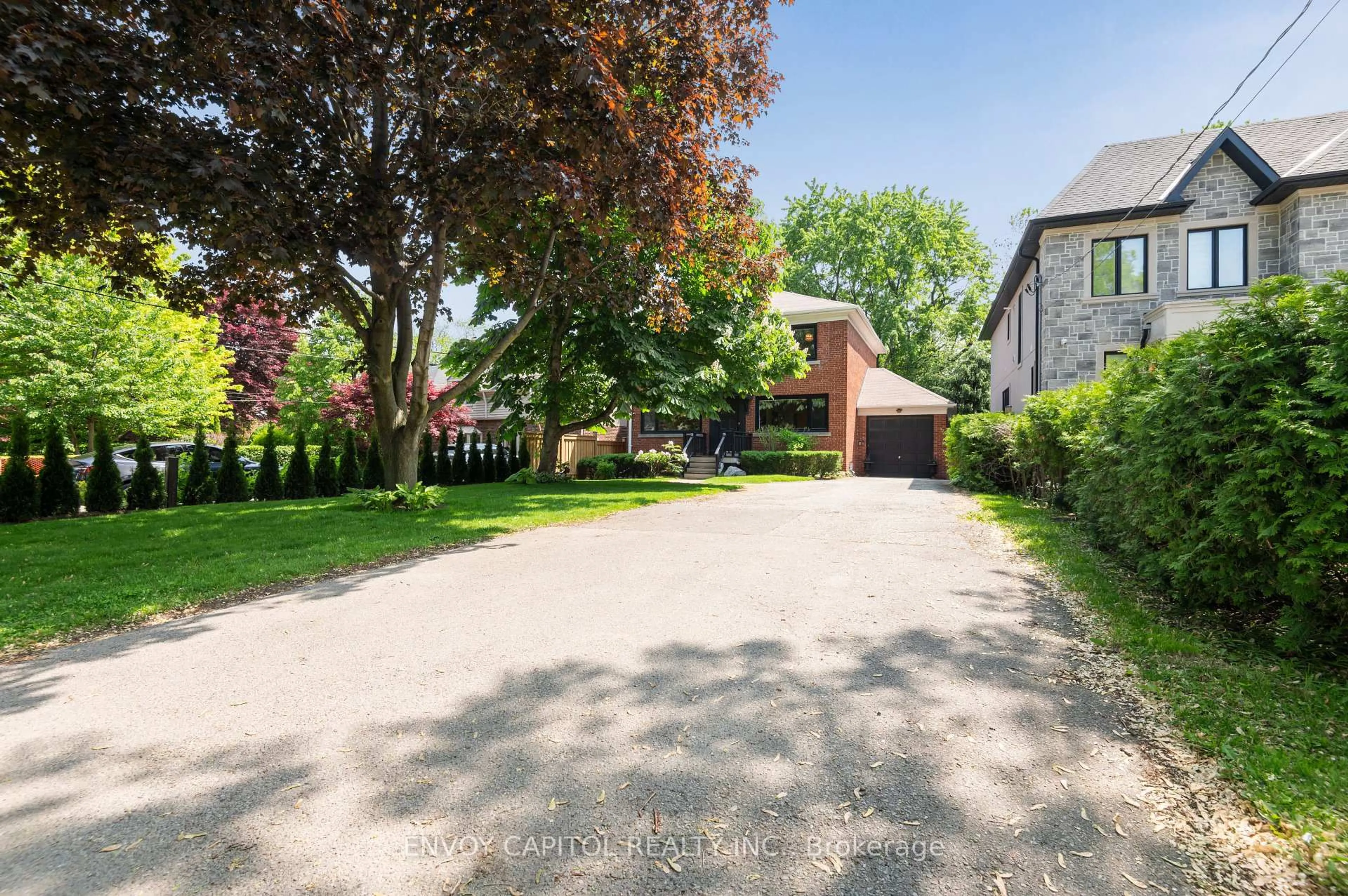 A pic from outside/outdoor area/front of a property/back of a property/a pic from drone, street for 271 Yonge Blvd, Toronto Ontario M5M 3J1