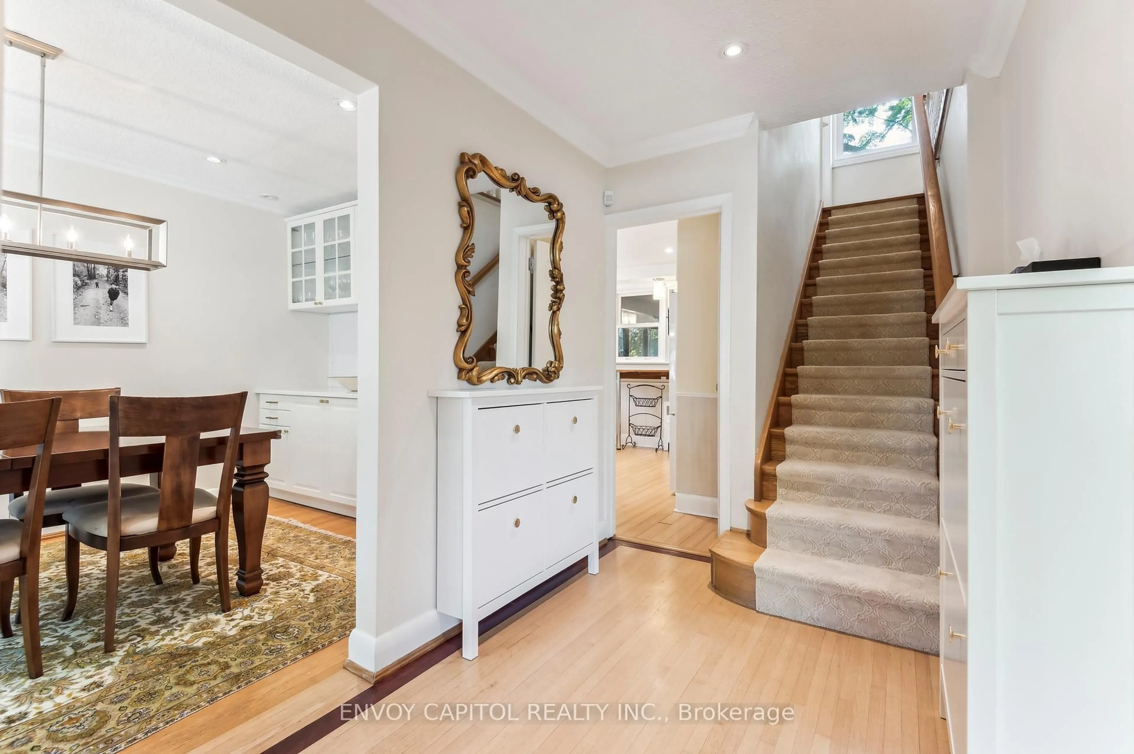 Indoor entryway for 271 Yonge Blvd, Toronto Ontario M5M 3J1
