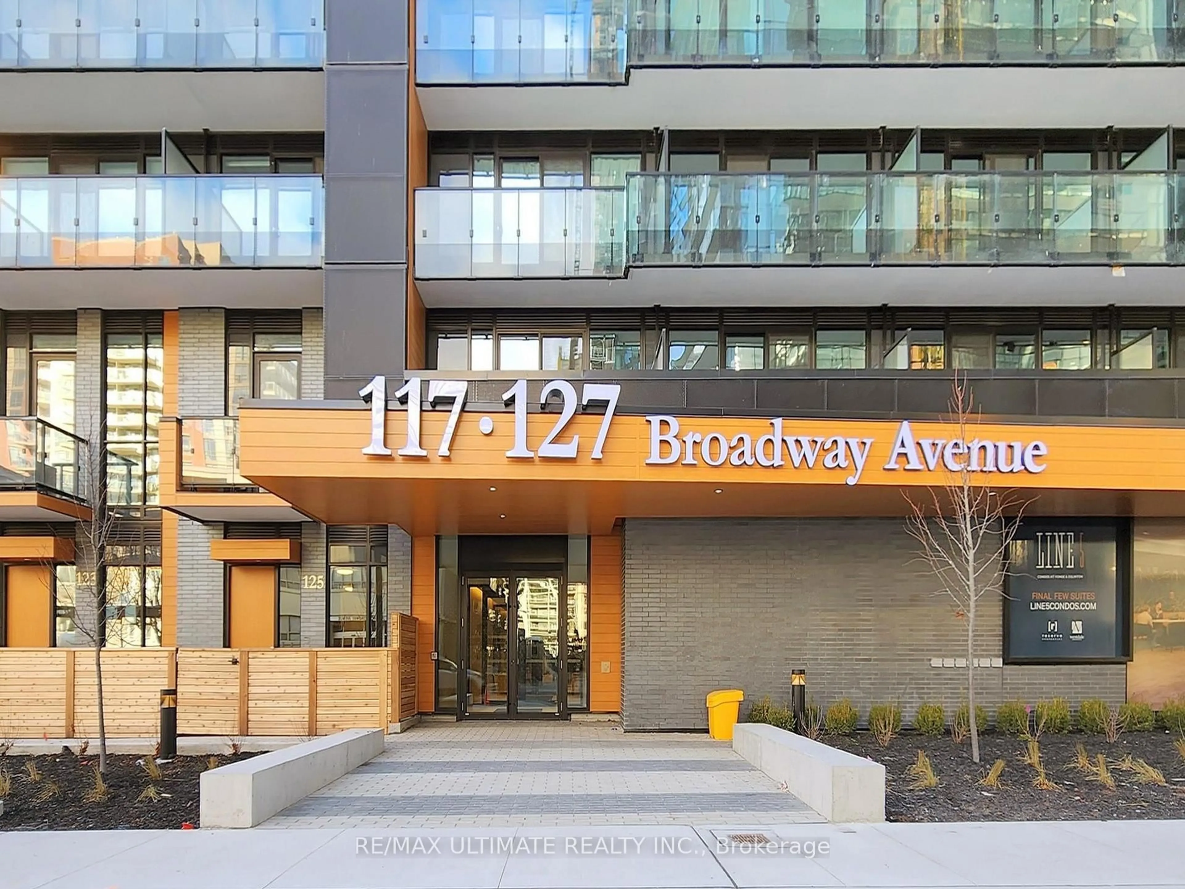Indoor entryway for 117 Broadway Ave #207, Toronto Ontario M4P 1V3