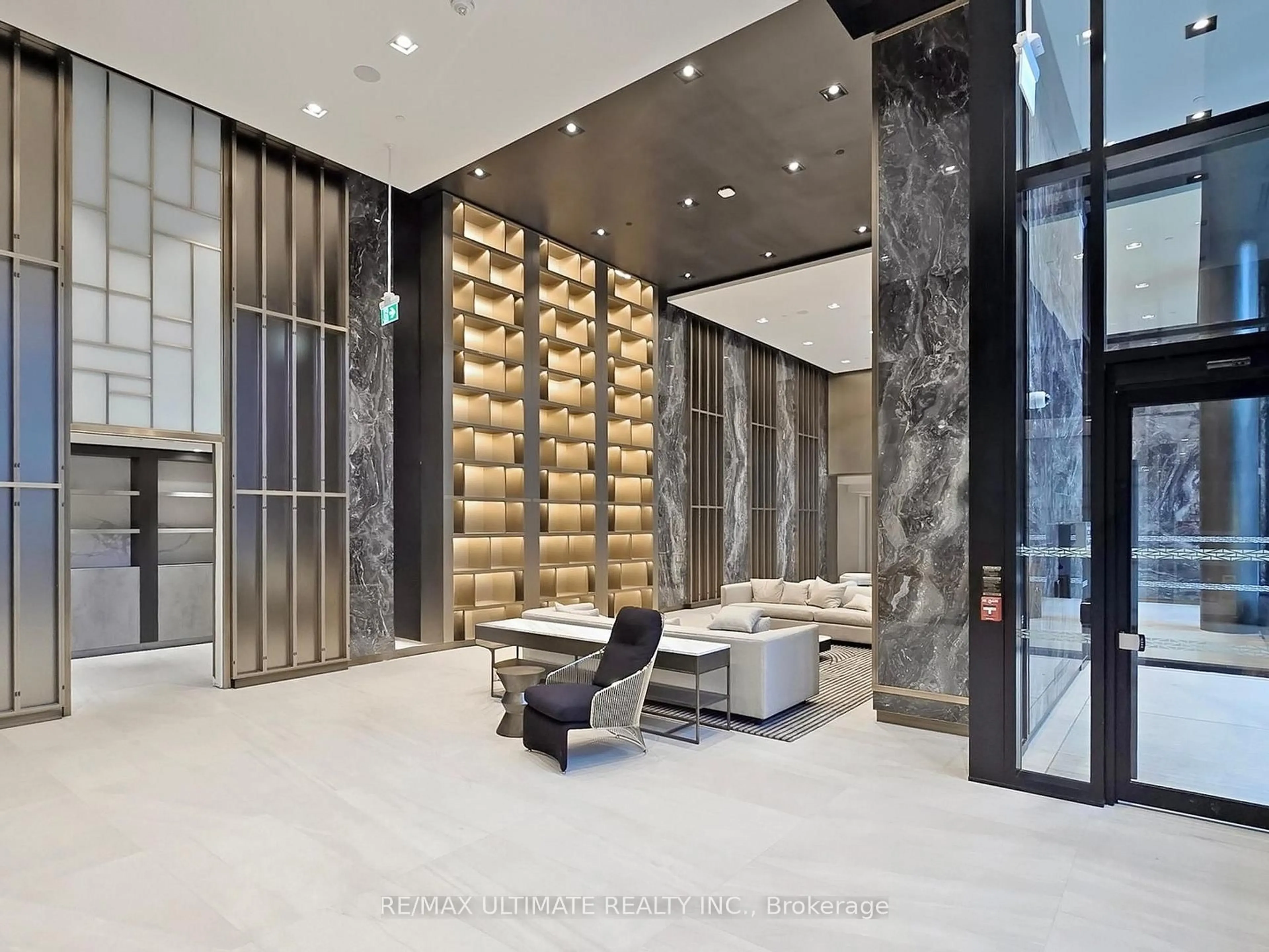 Indoor foyer for 117 Broadway Ave #207, Toronto Ontario M4P 1V3