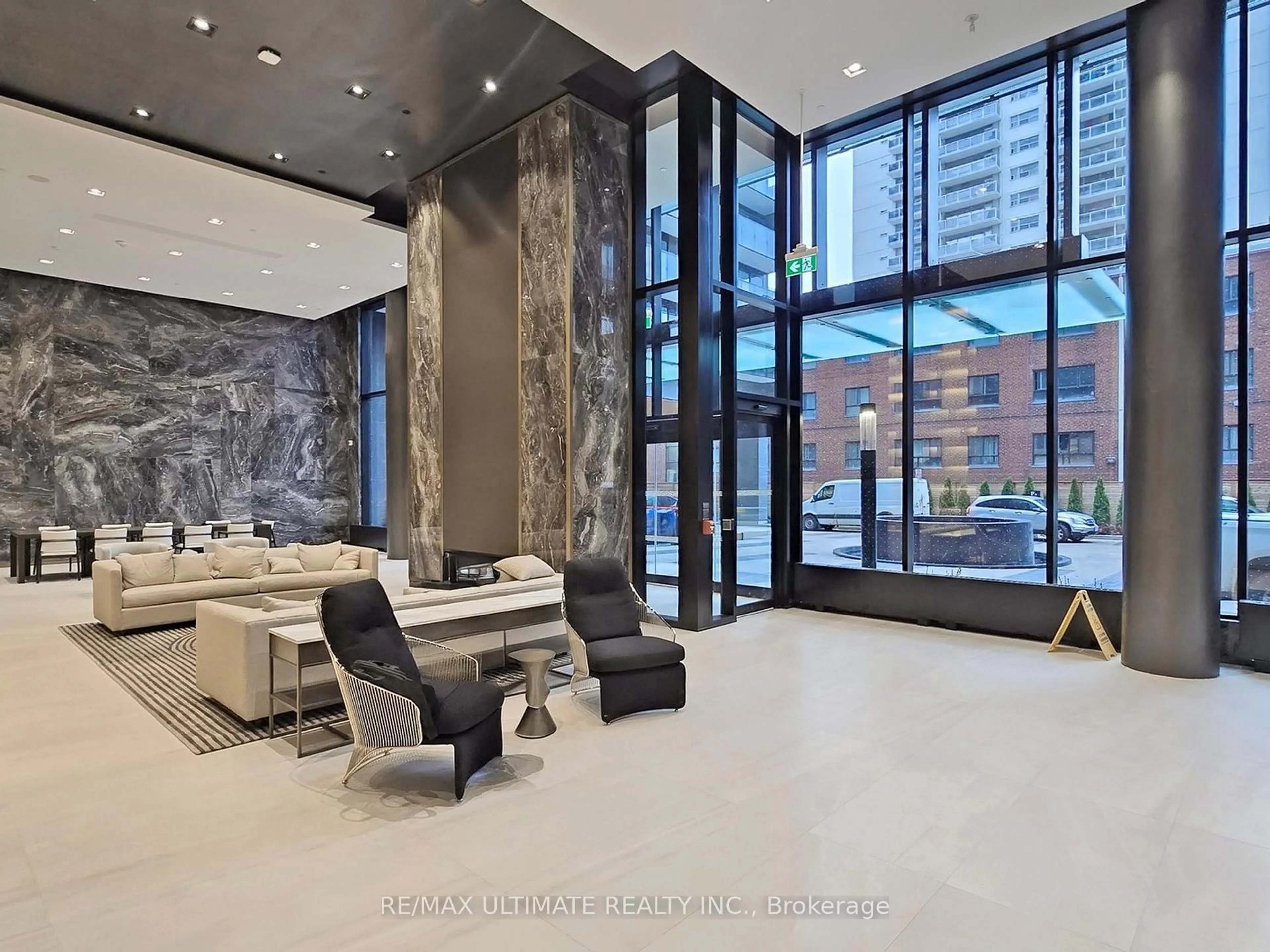 Indoor foyer for 117 Broadway Ave #207, Toronto Ontario M4P 1V3