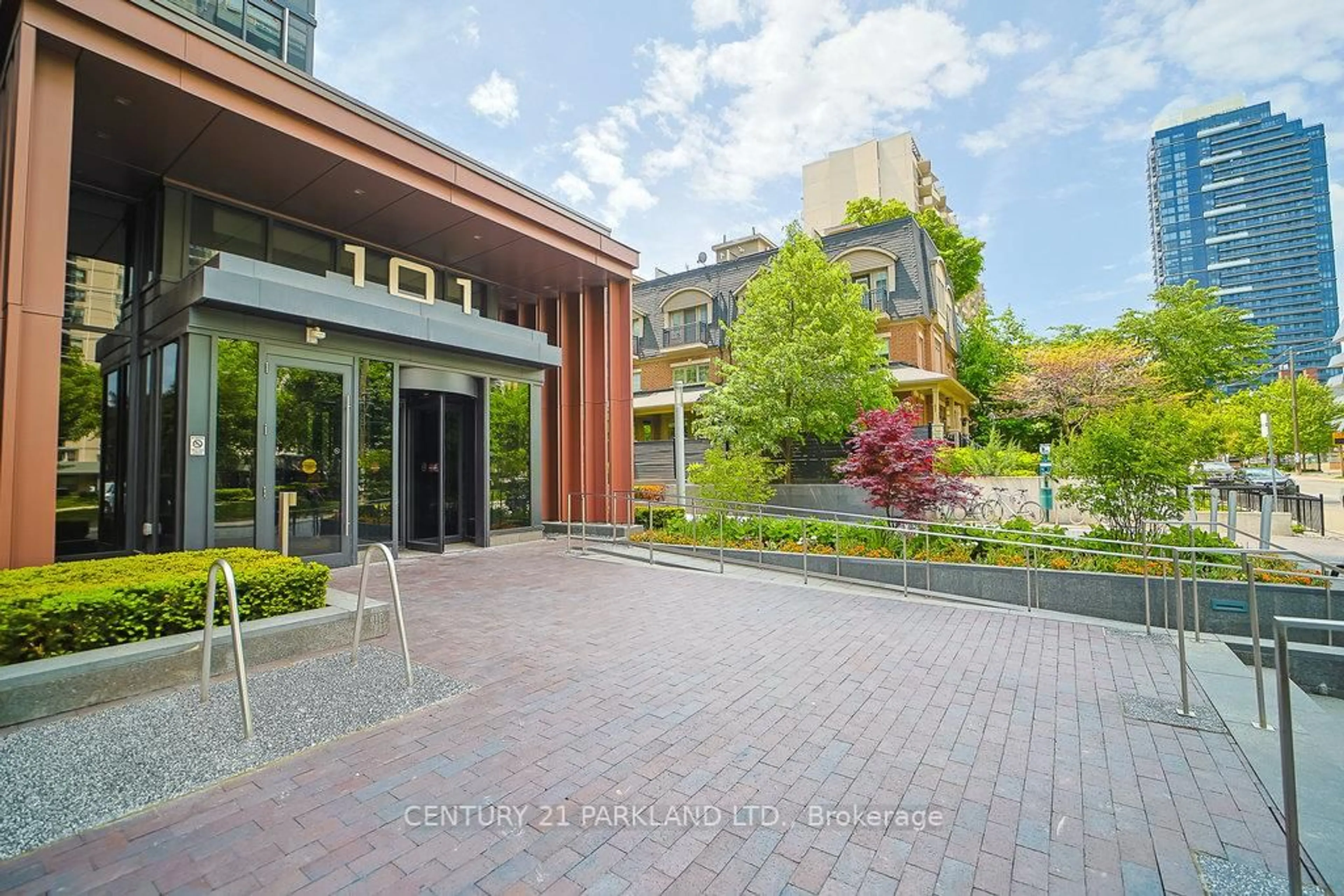 Patio, building for 101 Erskine Ave #2207, Toronto Ontario M4P 0C5