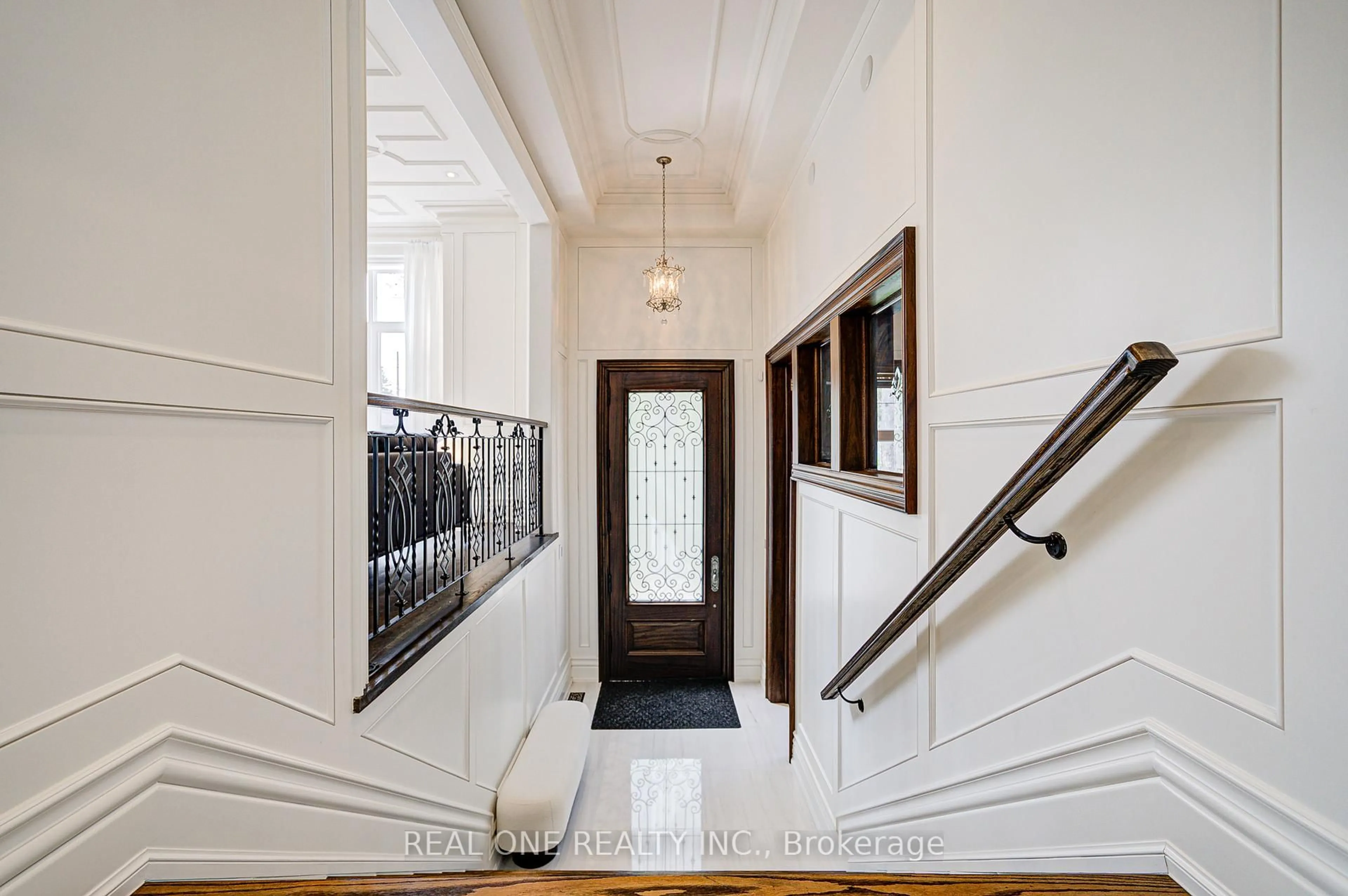 Indoor entryway for 352 Byng Ave, Toronto Ontario M2N 4L5