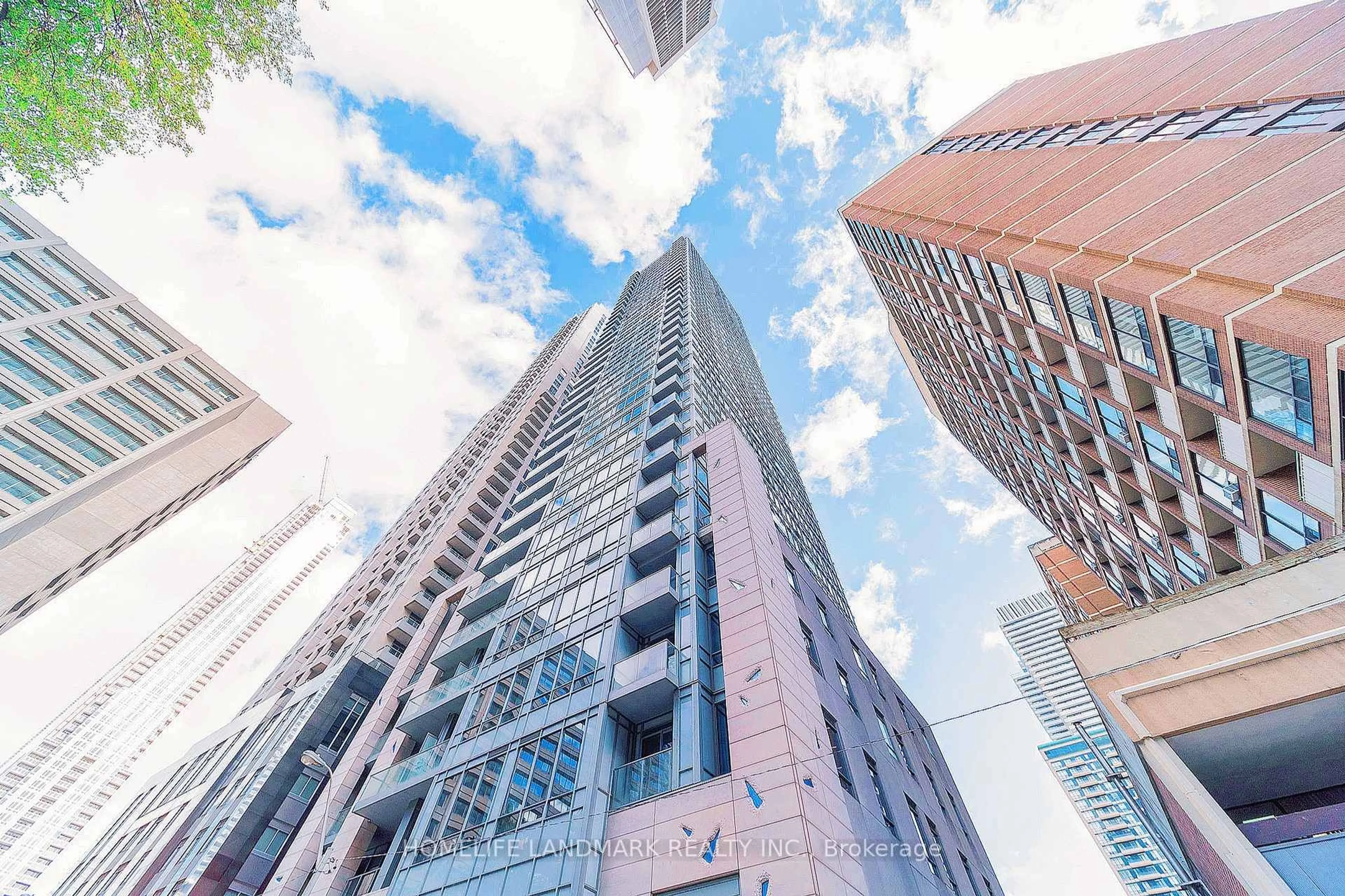 A pic from outside/outdoor area/front of a property/back of a property/a pic from drone, building for 21 Balmuto St #3301, Toronto Ontario M4Y 1W4
