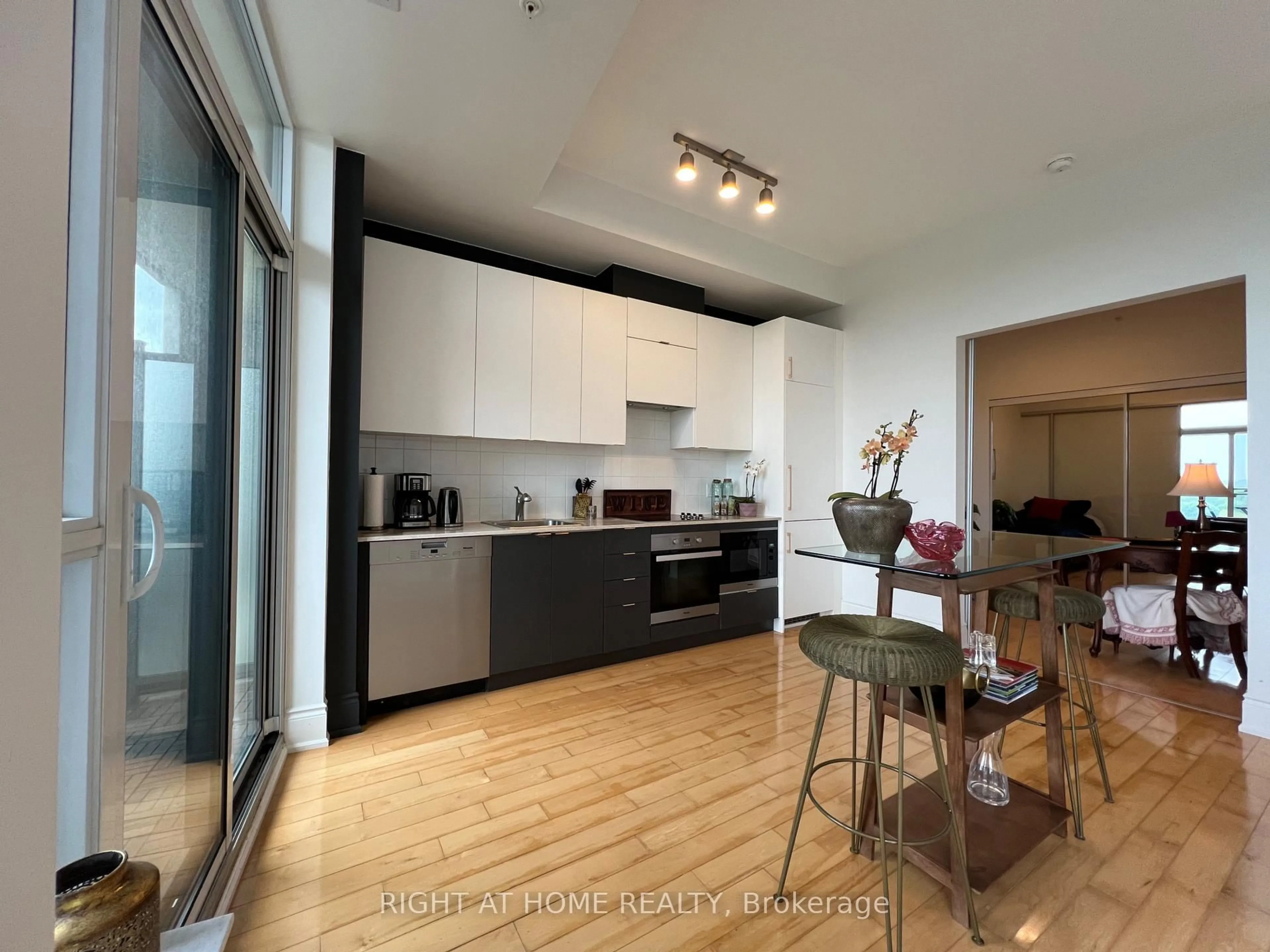 Unknown for 23 Glebe Rd #906, Toronto Ontario M5P 0A1