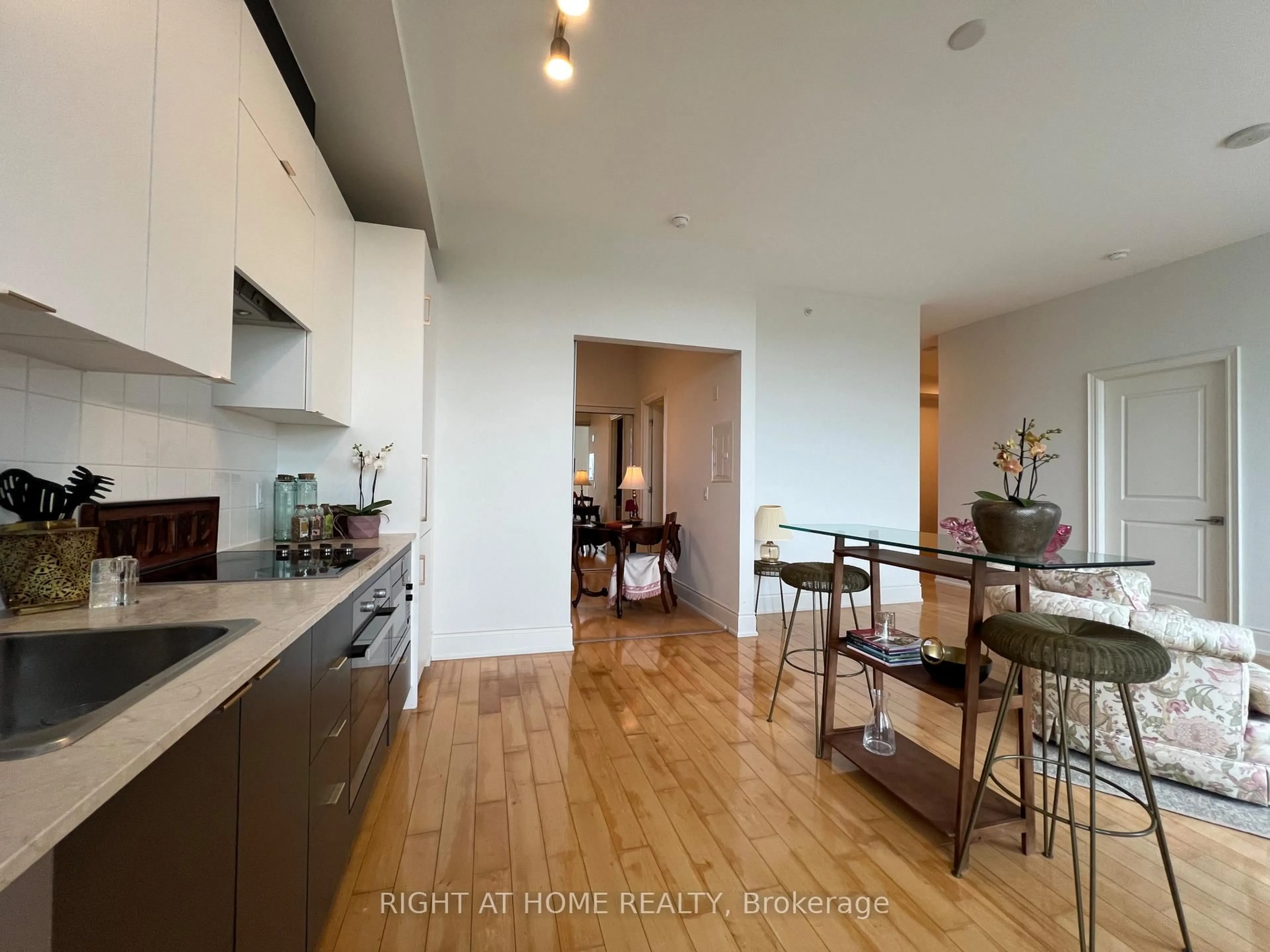 Open concept kitchen, wood/laminate floor for 23 Glebe Rd #906, Toronto Ontario M5P 0A1